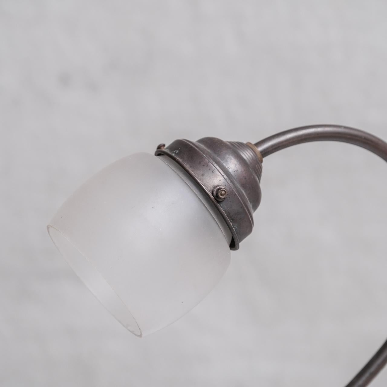 Français Lampe de bureau en métal antique et verre dépoli en vente