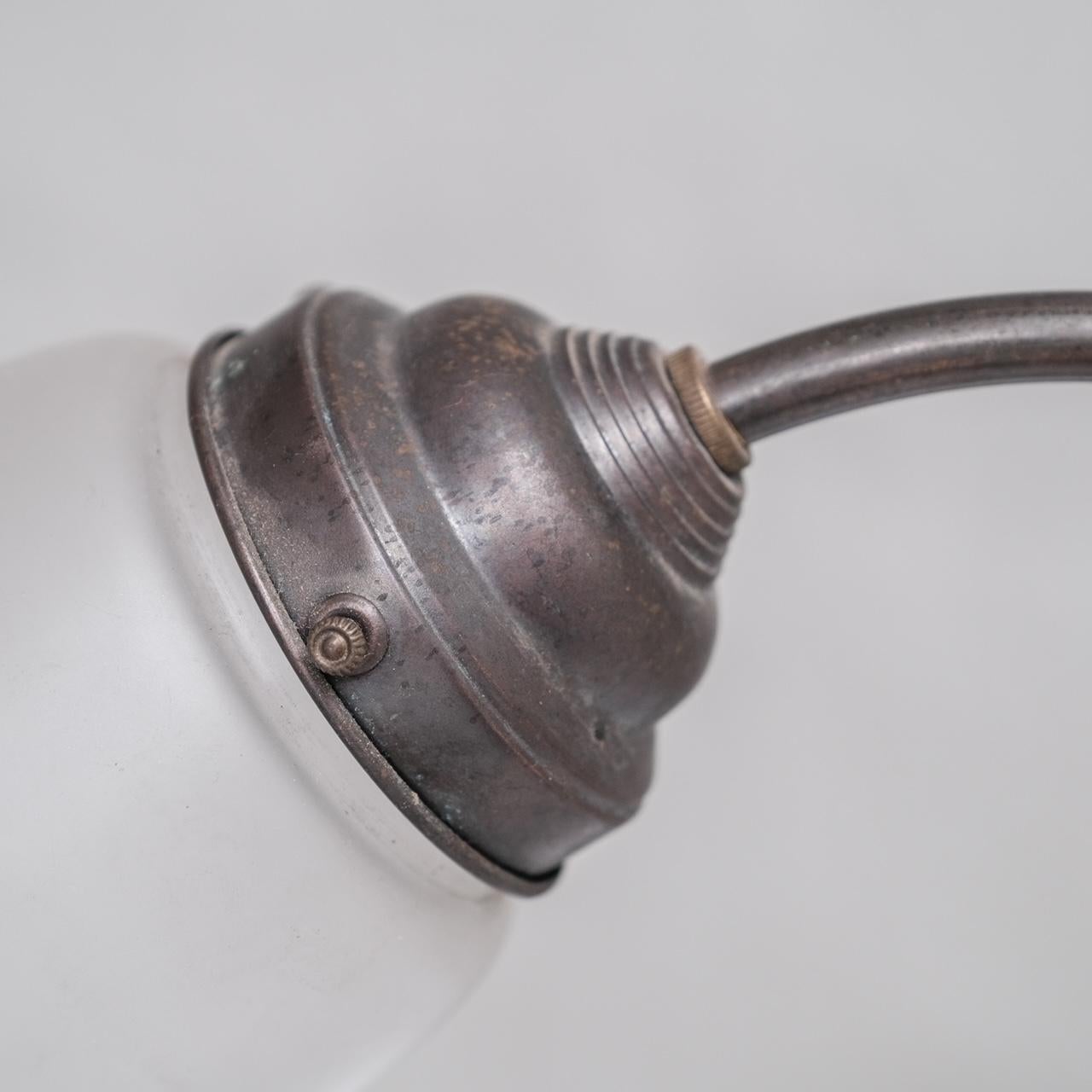 Milieu du XXe siècle Lampe de bureau en métal antique et verre dépoli en vente