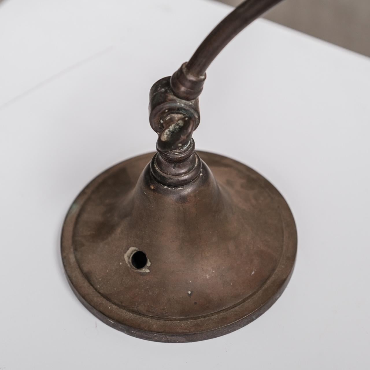 Métal Lampe de bureau en métal antique et verre dépoli en vente
