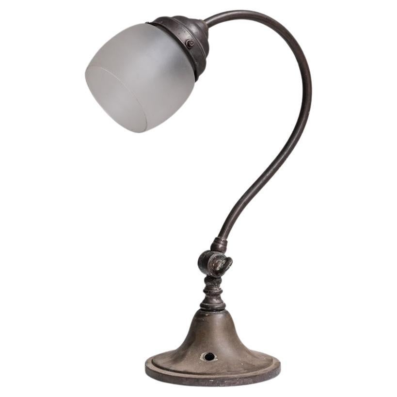 Lampe de bureau en métal antique et verre dépoli en vente