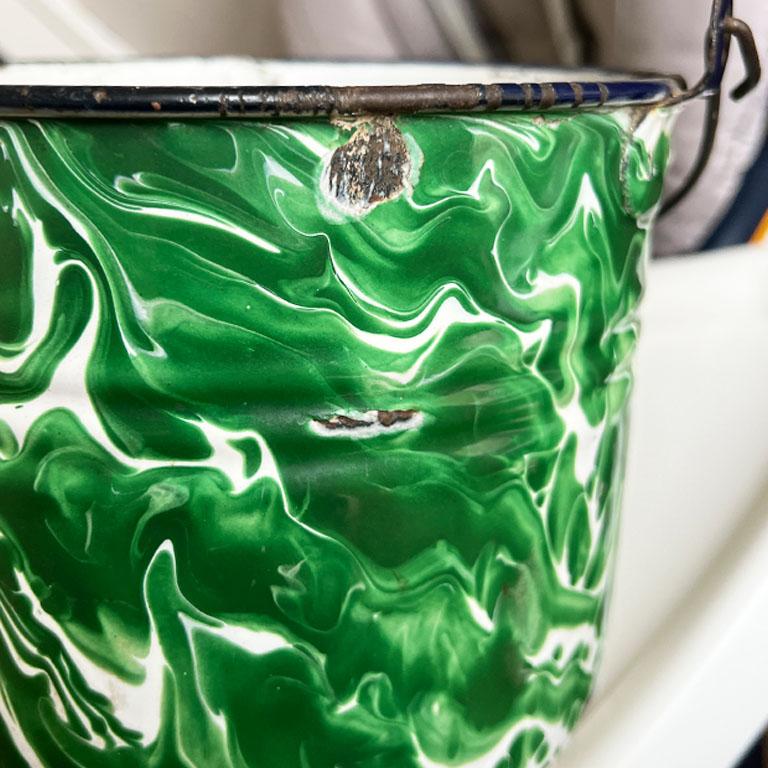 Antike Metall Granitware Eiskübel oder Kohle Miners Pail in wirbelndem Grün (Moderne der Mitte des Jahrhunderts) im Angebot