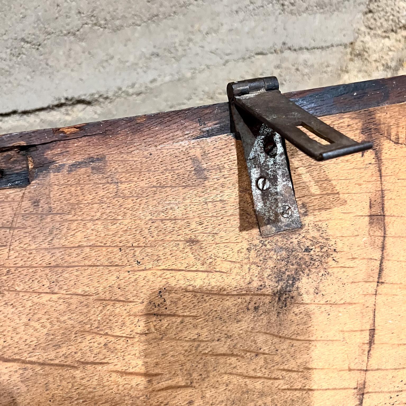 Caja de madera antigua con bisagras de metal Baúl de transporte envejecido en venta 4