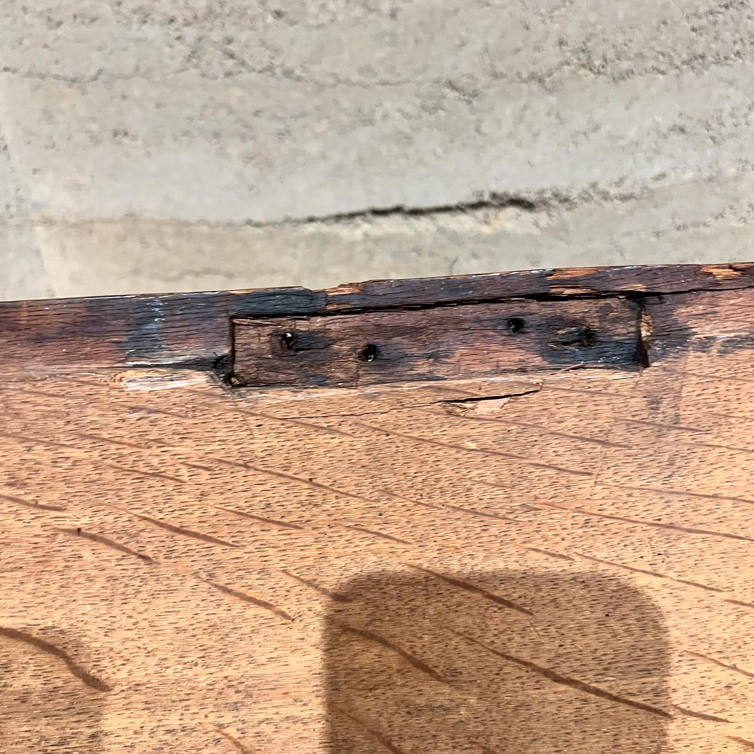 Caja de madera antigua con bisagras de metal Baúl de transporte envejecido en venta 5