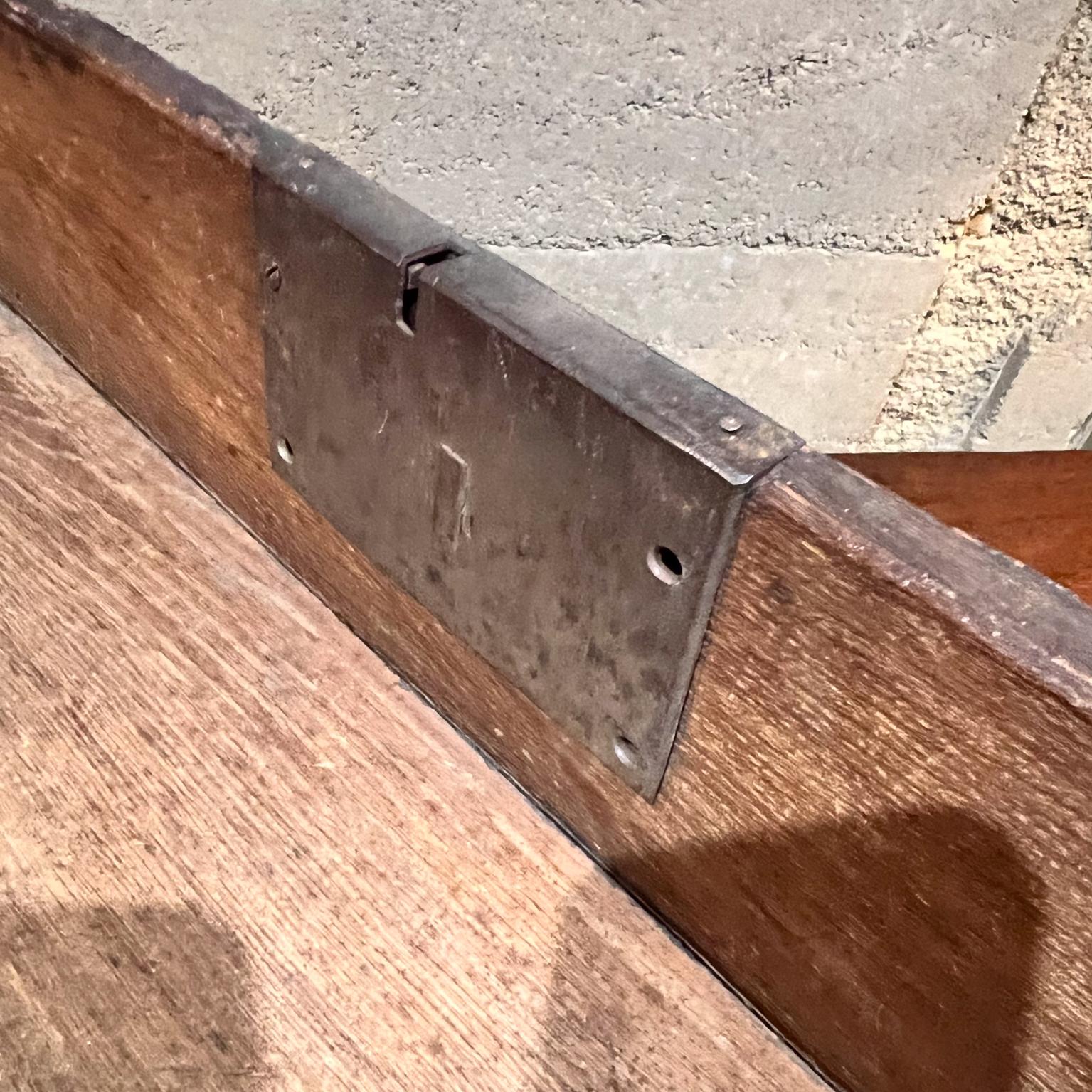 Caja de madera antigua con bisagras de metal Baúl de transporte envejecido en venta 6