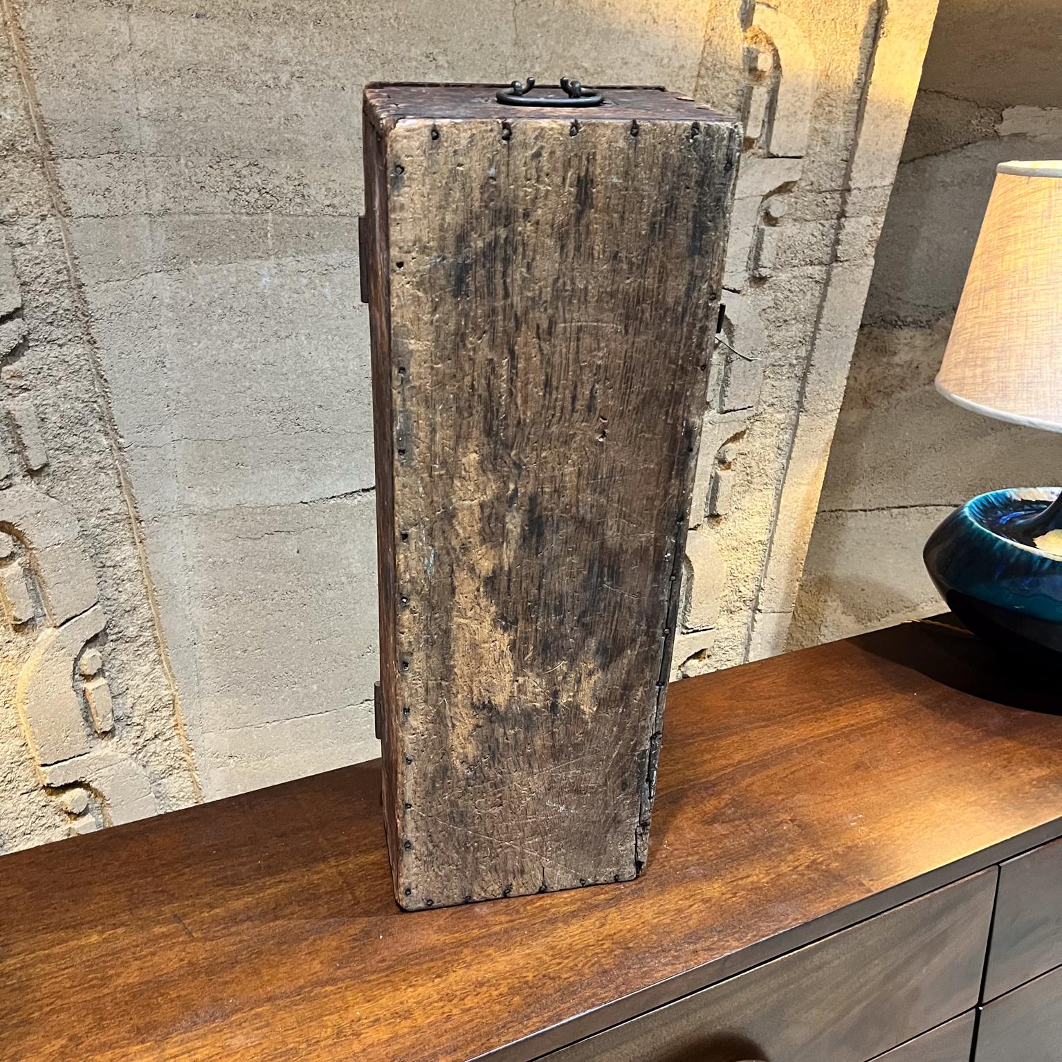 Caja de madera antigua con bisagras de metal Baúl de transporte envejecido en venta 7