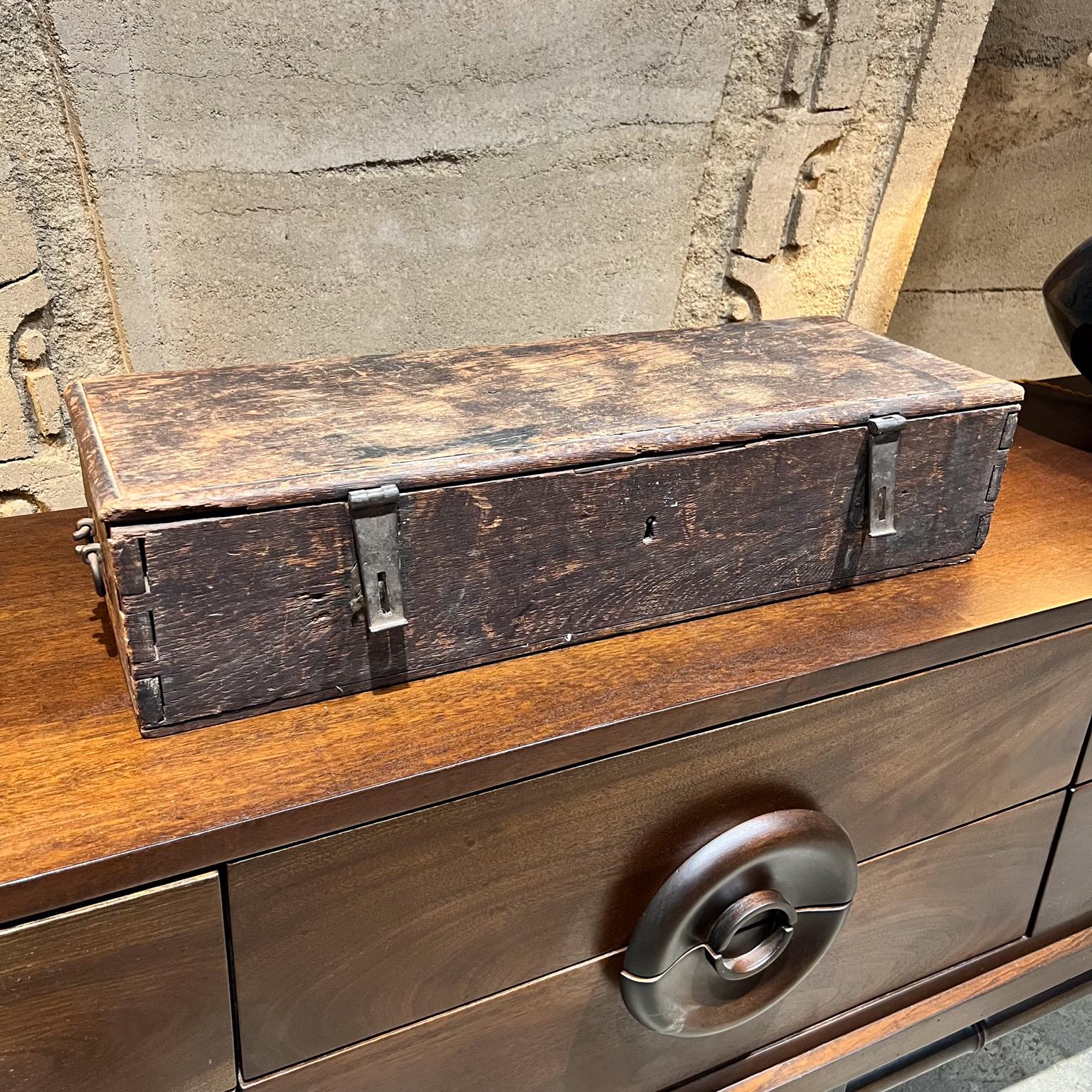 
Caja antigua con tapa de madera con bisagra y pestillo
Arcón de transporte con cerradura de cerradura angustiada
6,5 h x 10 d x 28,75
Estado original sin restaurar. No incluye llave.
Consulte las imágenes.