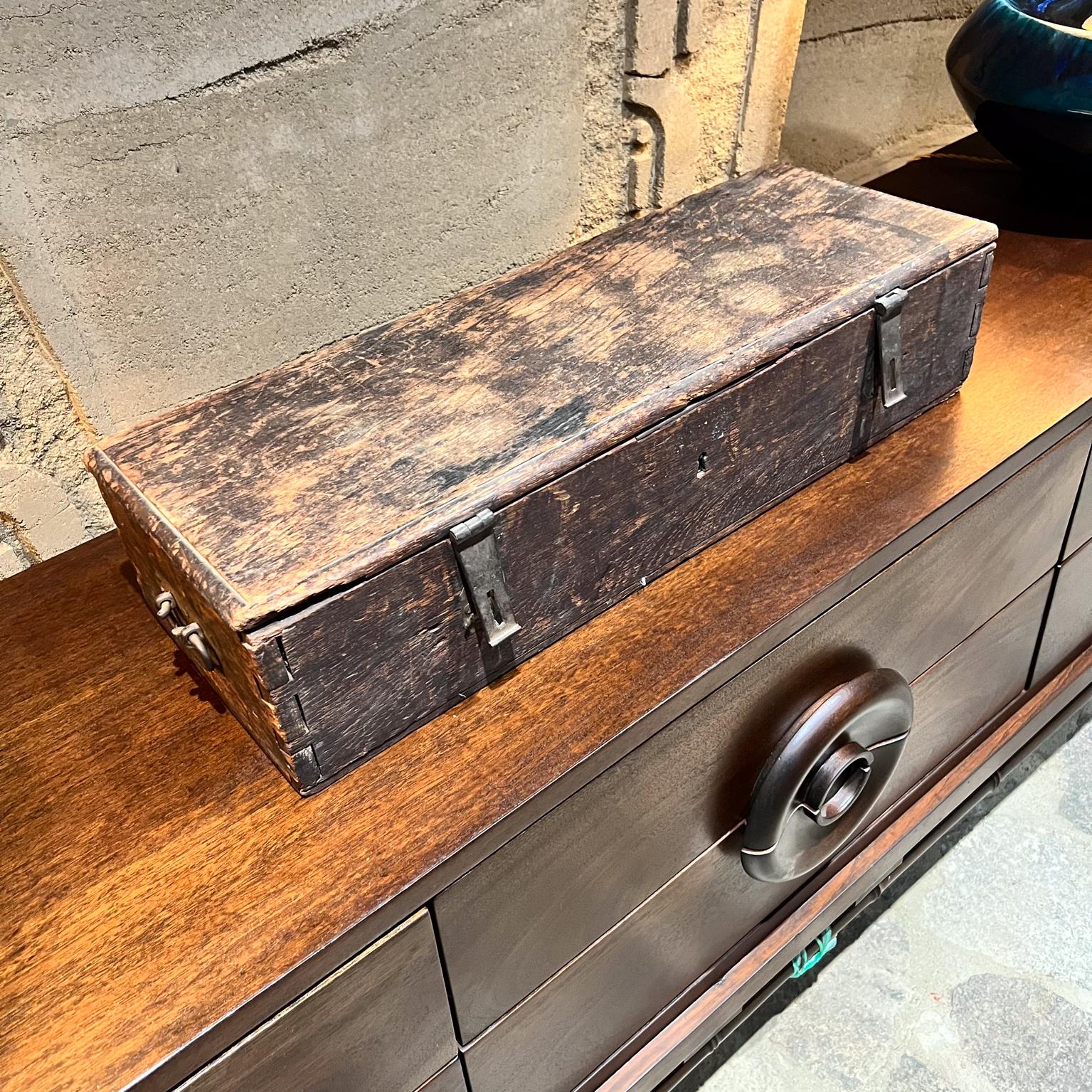 Caja de madera antigua con bisagras de metal Baúl de transporte envejecido Rústico en venta