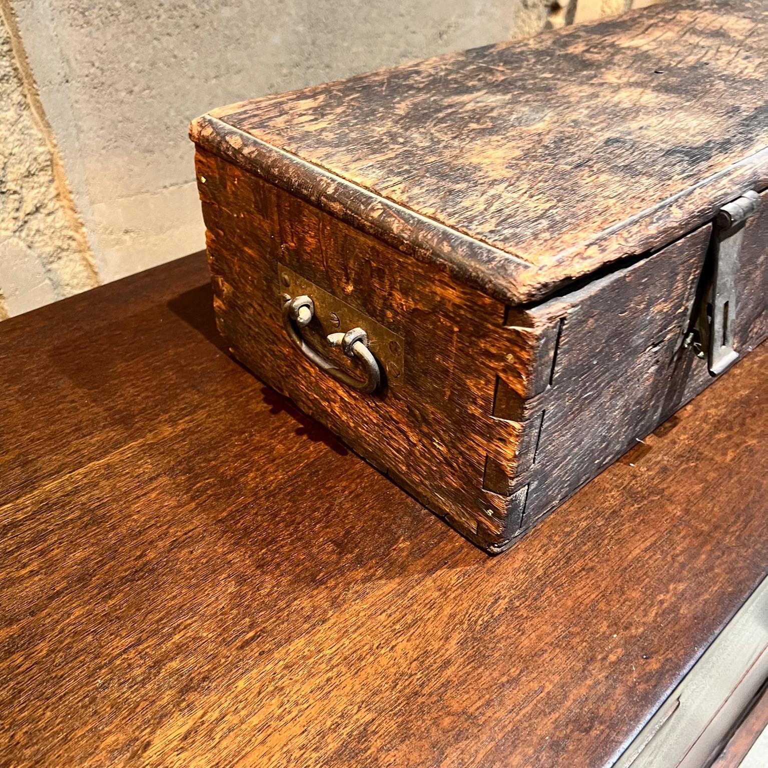 Caja de madera antigua con bisagras de metal Baúl de transporte envejecido en Bastante bueno estado para la venta en Chula Vista, CA
