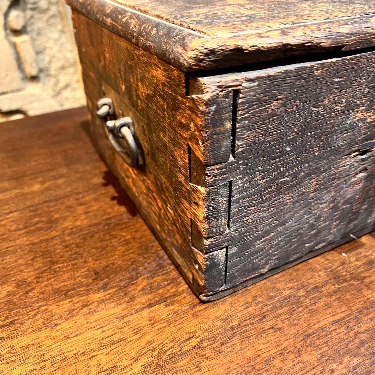 Caja de madera antigua con bisagras de metal Baúl de transporte envejecido siglo XX en venta