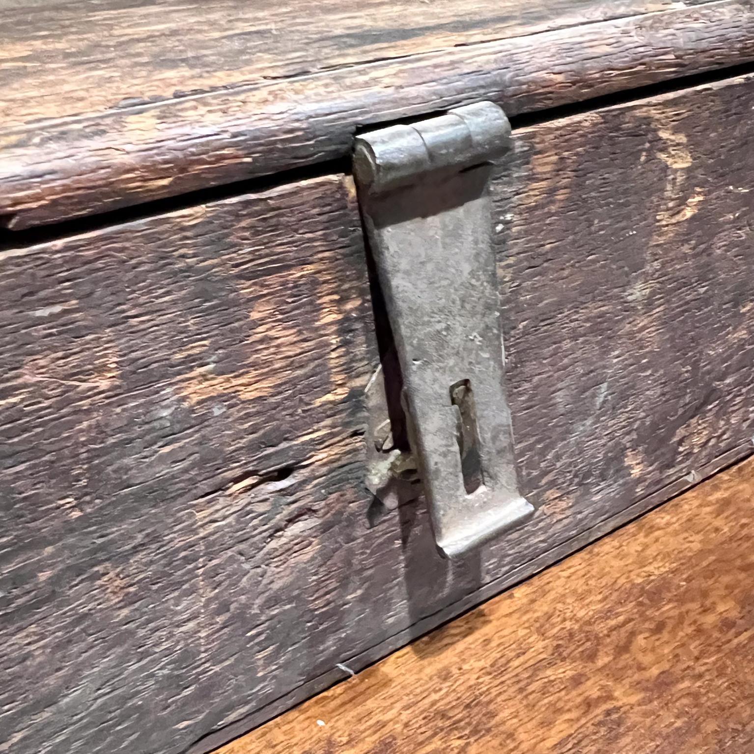Caja de madera antigua con bisagras de metal Baúl de transporte envejecido Metal en venta