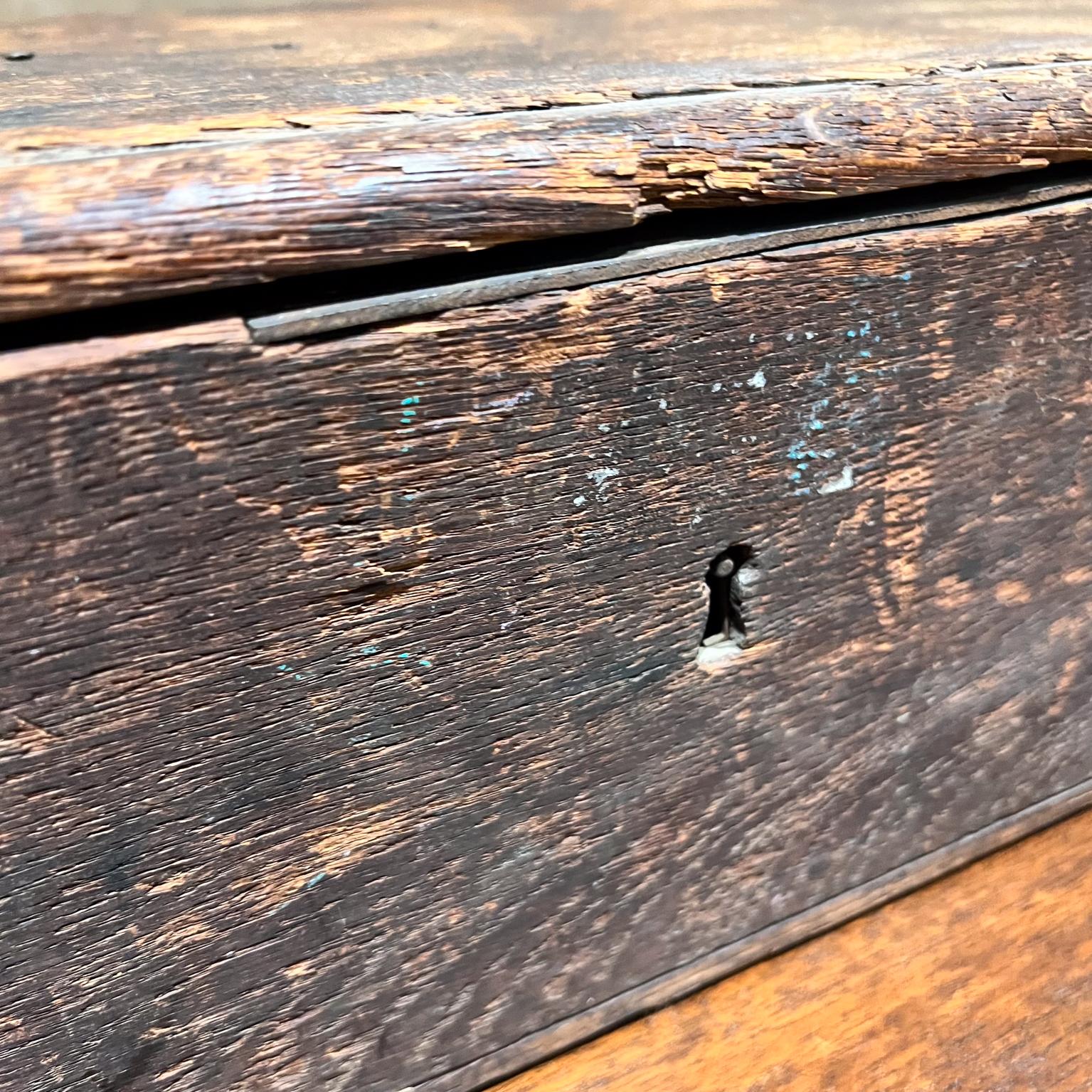 Caja de madera antigua con bisagras de metal Baúl de transporte envejecido en venta 1