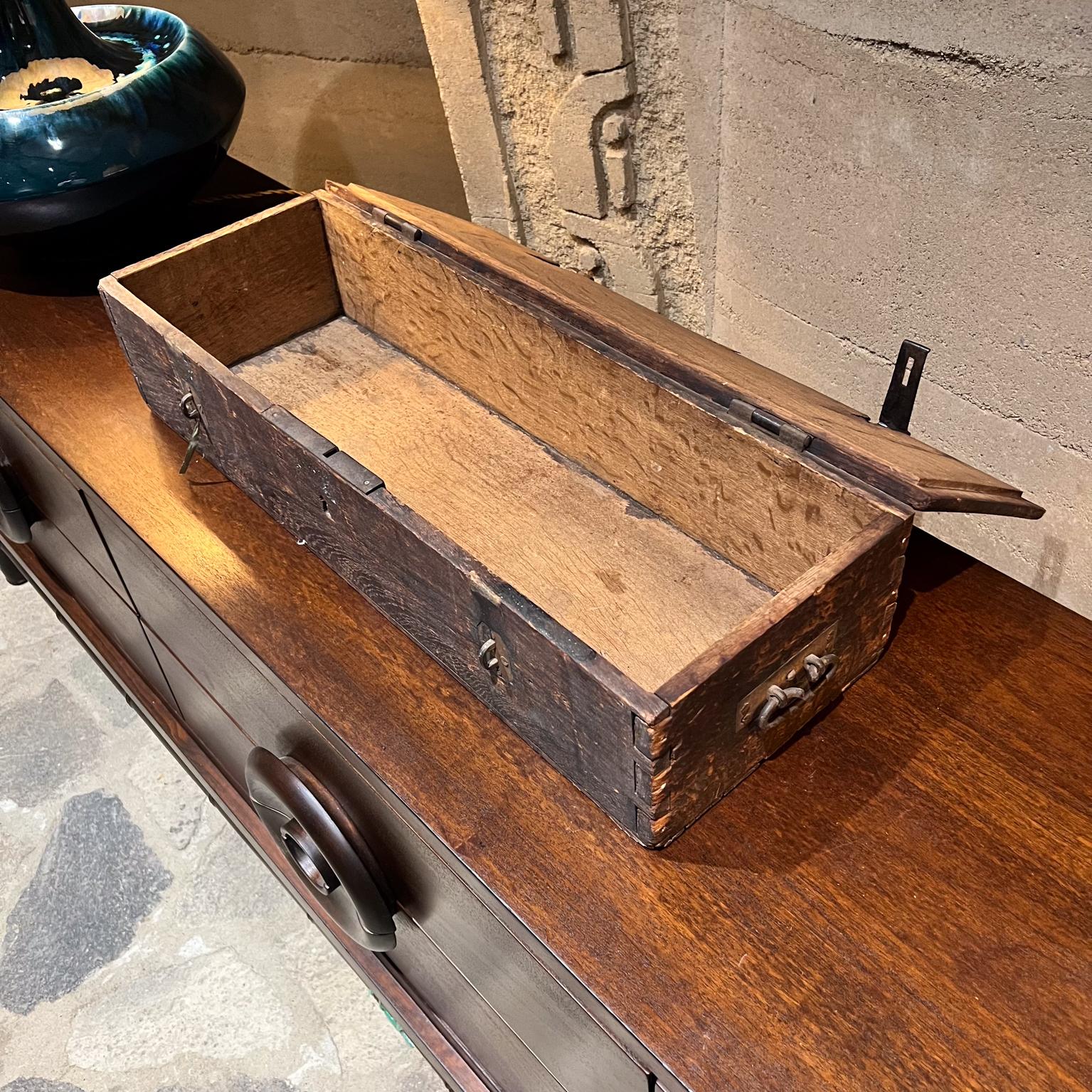 Caja de madera antigua con bisagras de metal Baúl de transporte envejecido en venta 2