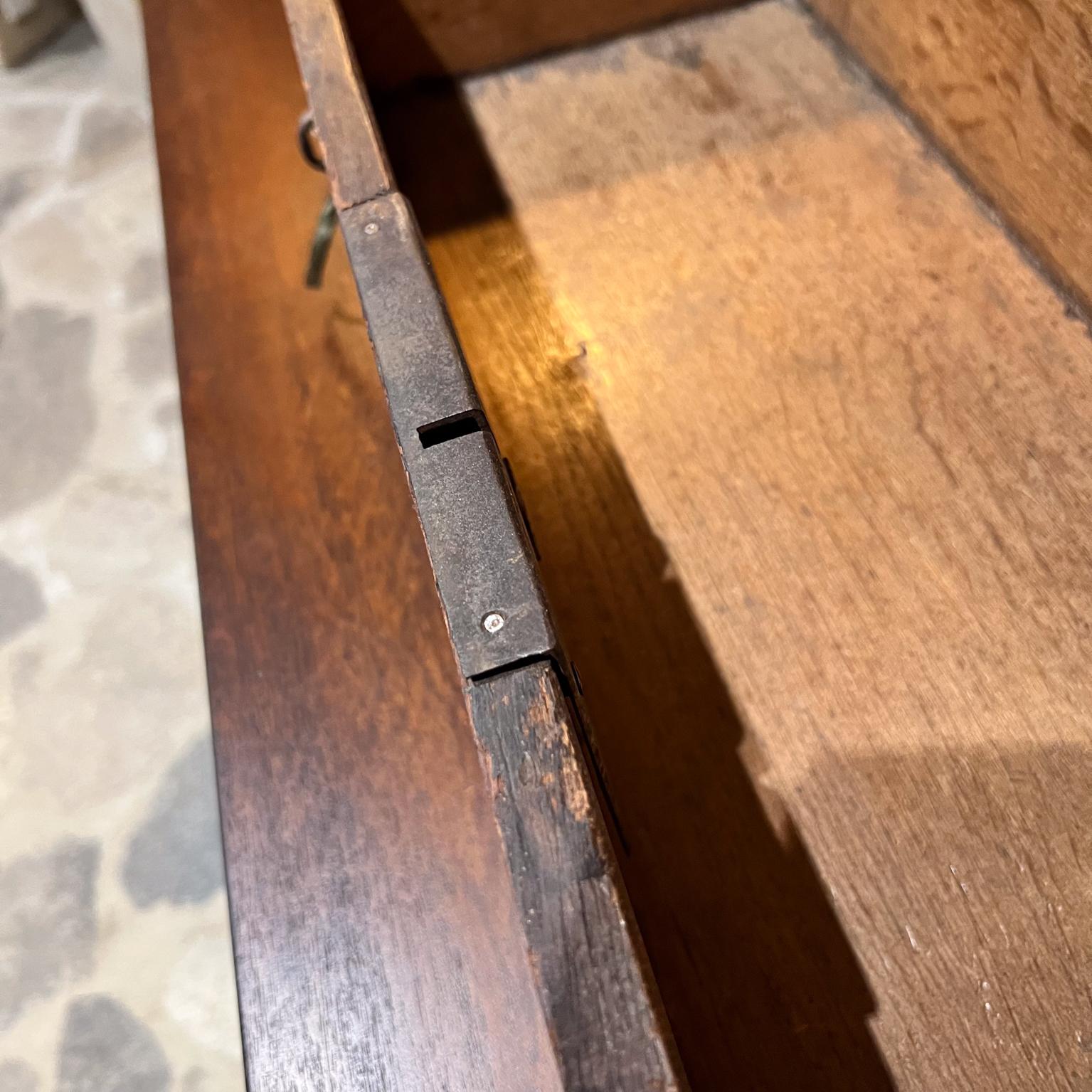 Caja de madera antigua con bisagras de metal Baúl de transporte envejecido en venta 3