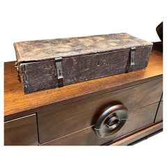 Ancienne boîte de transport en métal à charnières en bois en mauvais état