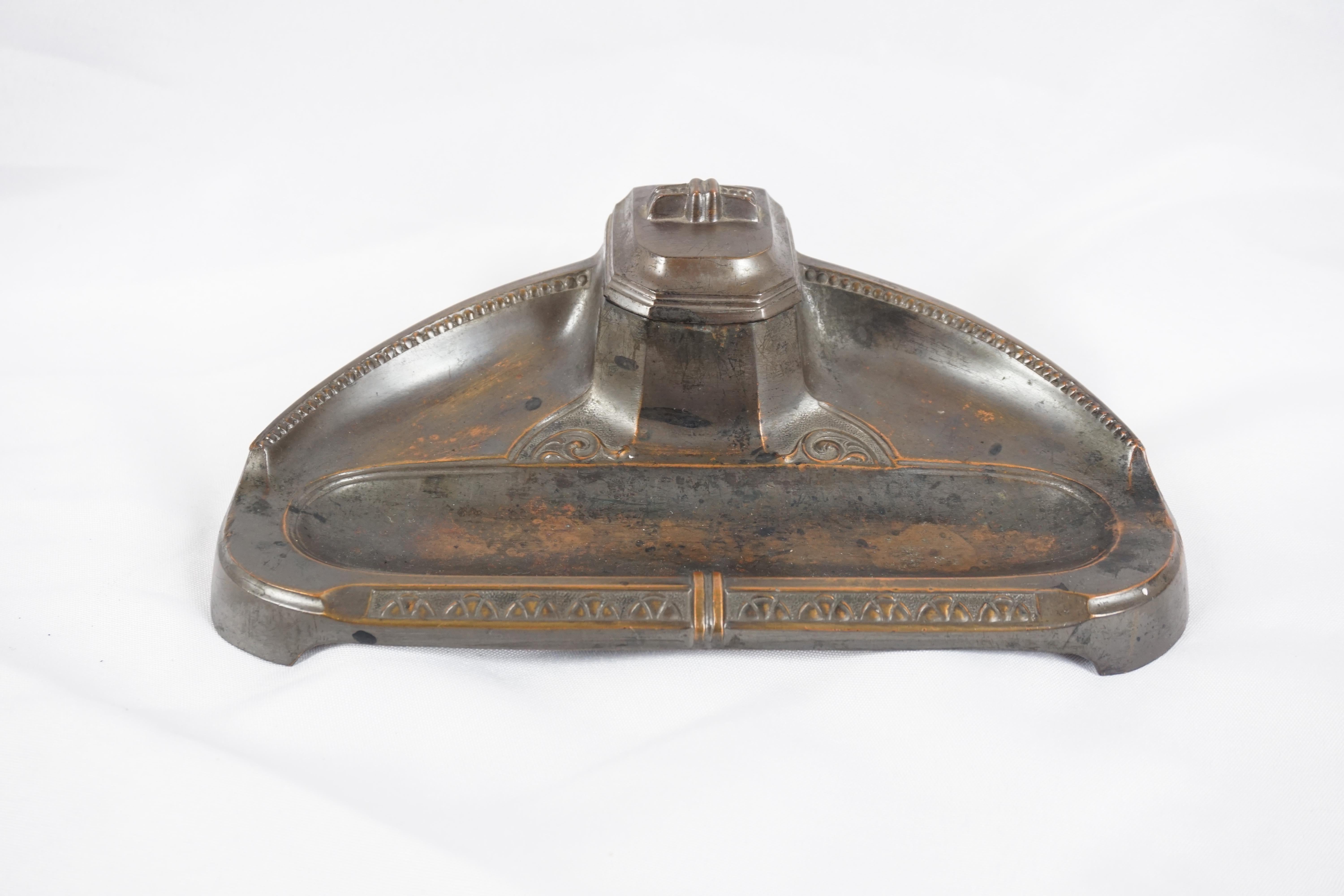 Antique Metal Inkwell, Painted Inkstand, Germany 1930, H301

Germany 1930
Metal 
German Inkwell Stand With Carving To The Front 
Lift Up Lid With Chipped Glass Insert 
Pen Rest To The Front 
Nice Colour 

H301

Measures: 8.5