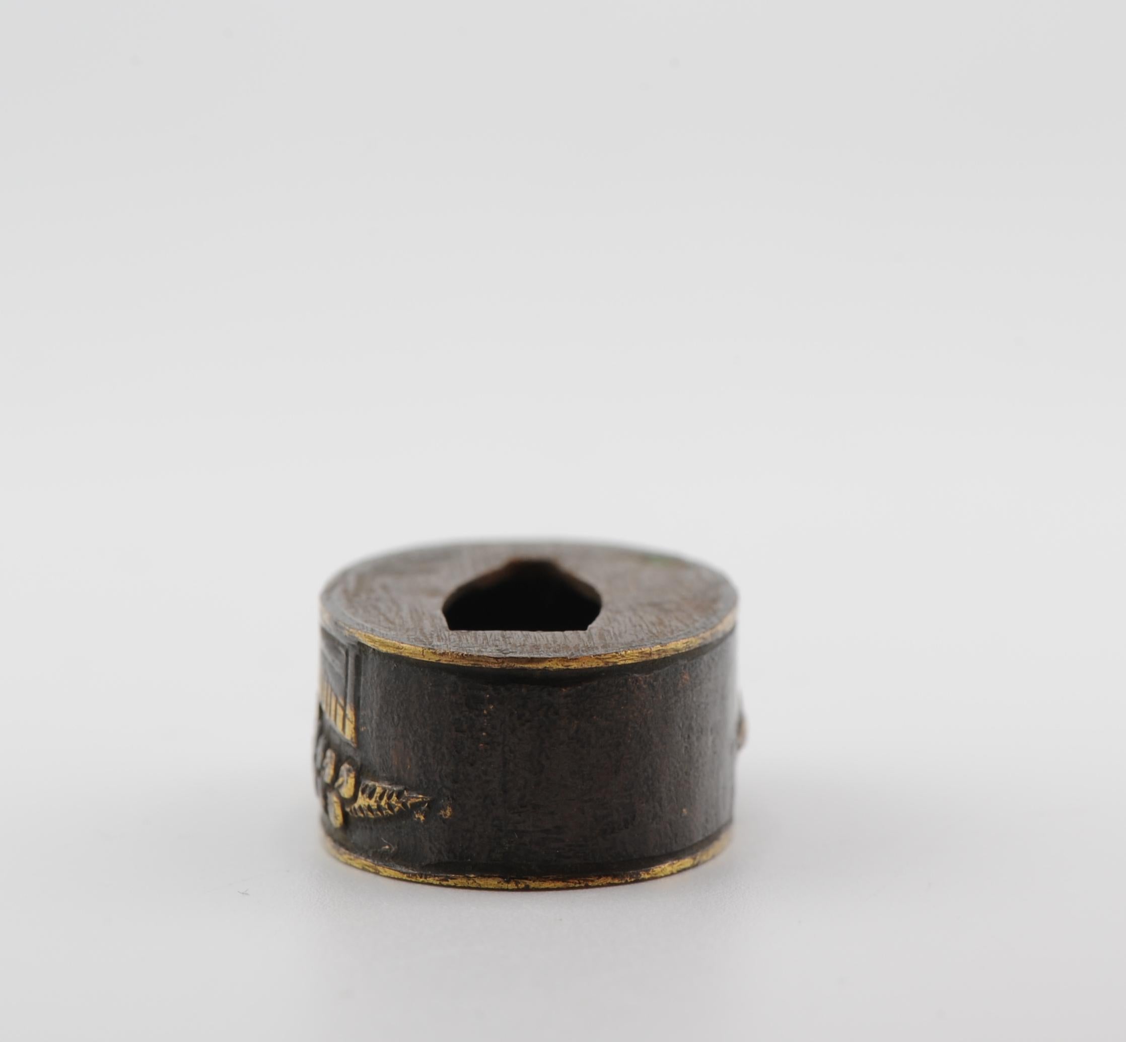 Antique Metal Japanese Fuchi for Katana with Gold decoration Edo Period In Excellent Condition For Sale In Amsterdam, Noord Holland