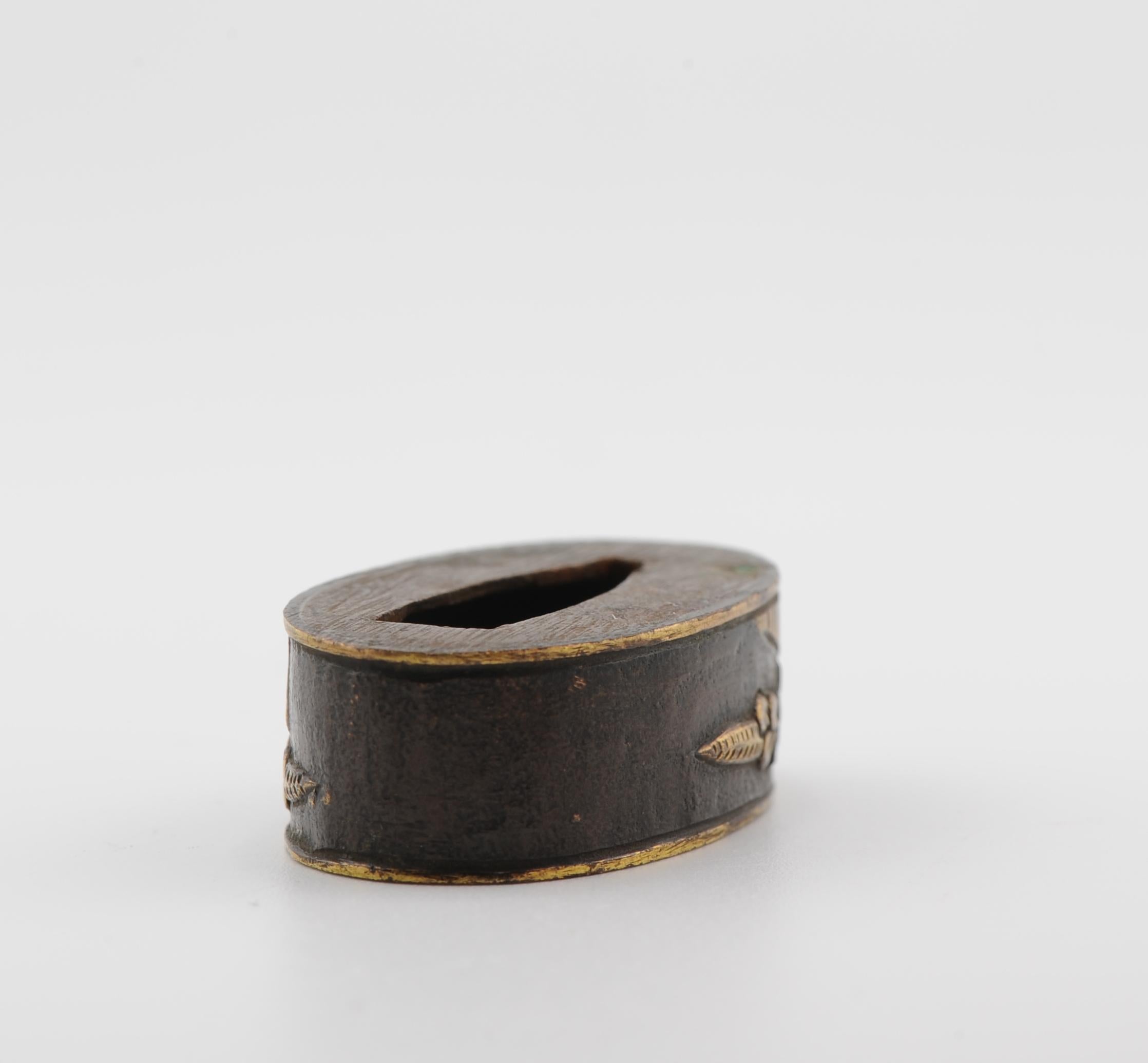 Antique Metal Japanese Fuchi for Katana with Gold decoration Edo Period For Sale 1