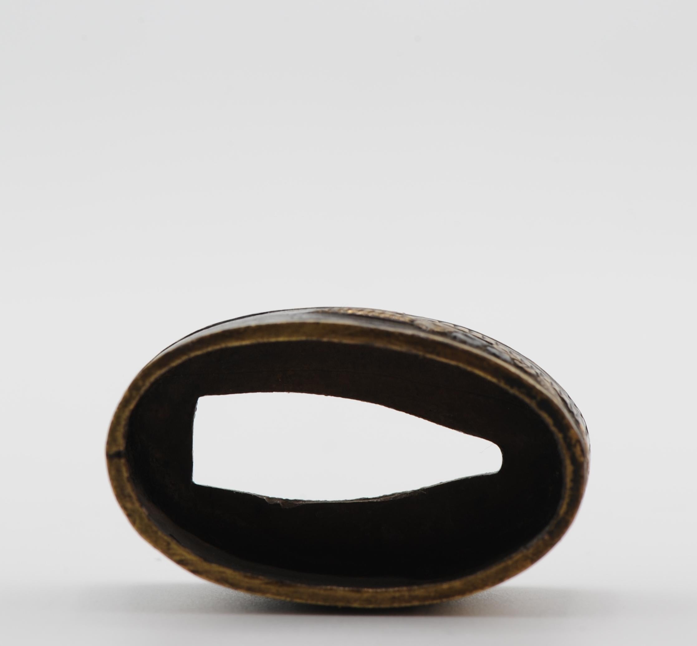 Antique Metal Japanese Fuchi for Katana with Gold decoration Edo Period For Sale 3