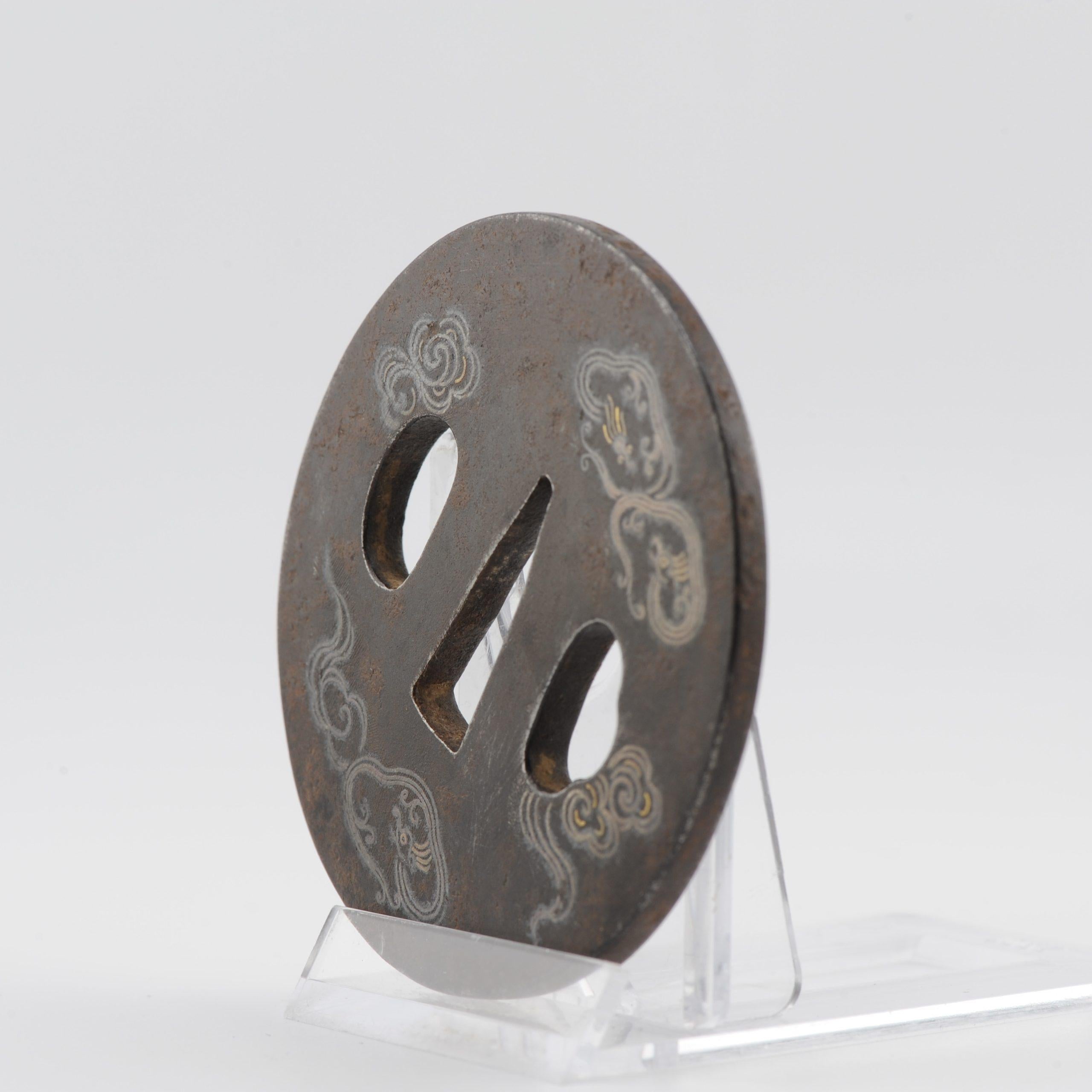 Tsuba ben fatto. Il pezzo non è marcato. Risale al periodo Edo

Provenienza: Collectional negli anni Venti. Da qui per via decente

Una tsuba è una montatura per spade giapponesi: si tratta di vari alloggiamenti e accessori associati (tosogu)[1] che