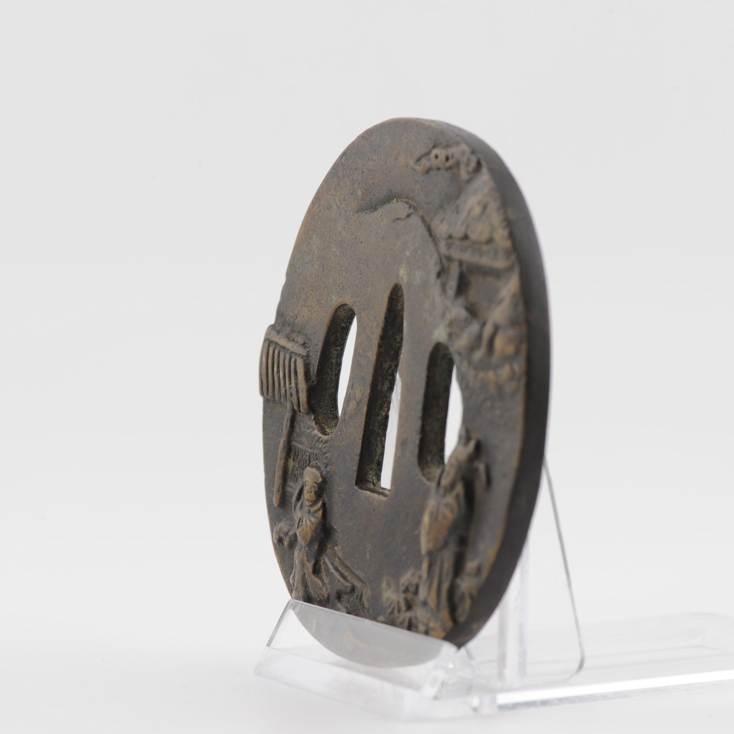 Tsuba de belle facture. La pièce n'est pas marquée. Datant de la période Edo

Provenance : Collectional dans les années 1920. De là, par décente

Une tsuba est un sabre japonais. Les montures sont les différents boîtiers et accessoires associés