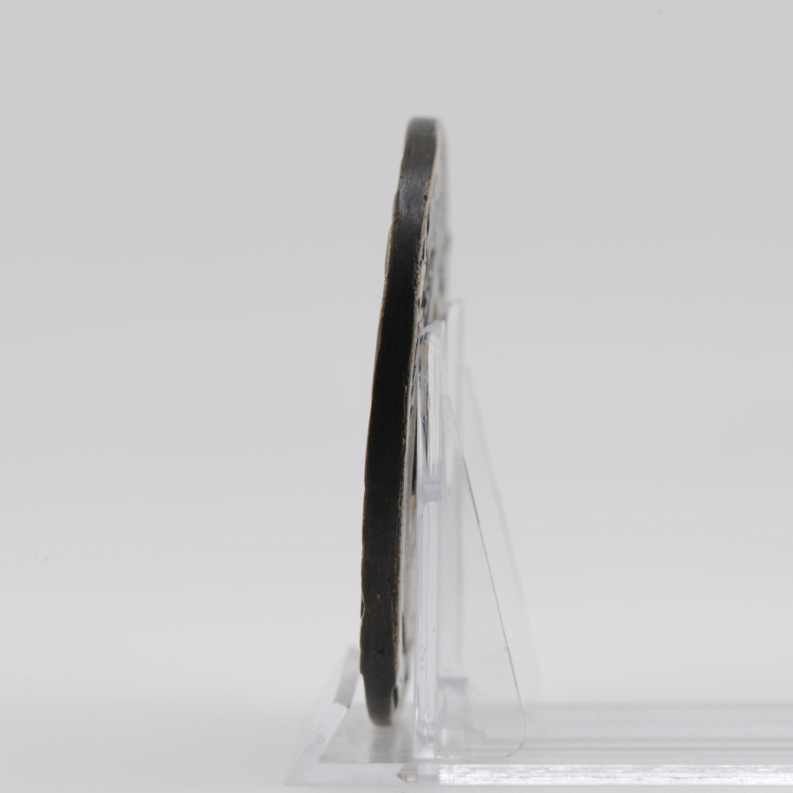 Japonais Tosogu japonais Tsuba avec lettrés bouddhistes dans un paysage, 19e siècle en vente