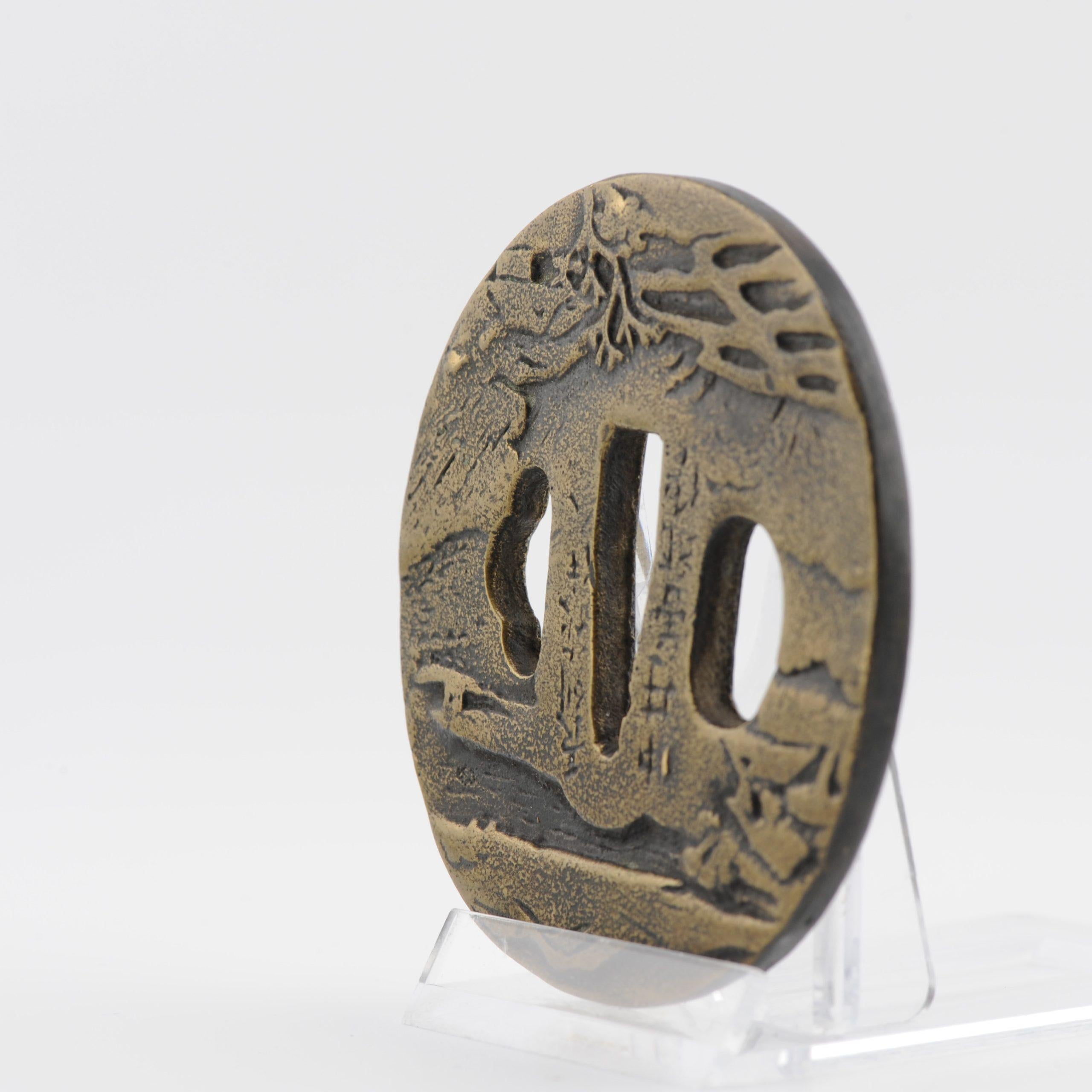 Tsuba de belle facture. La pièce n'est pas marquée. Datant de la période Edo

Provenance : Collectional dans les années 1920. De là, par décente

Une tsuba est un sabre japonais. Les montures sont les différents boîtiers et accessoires associés