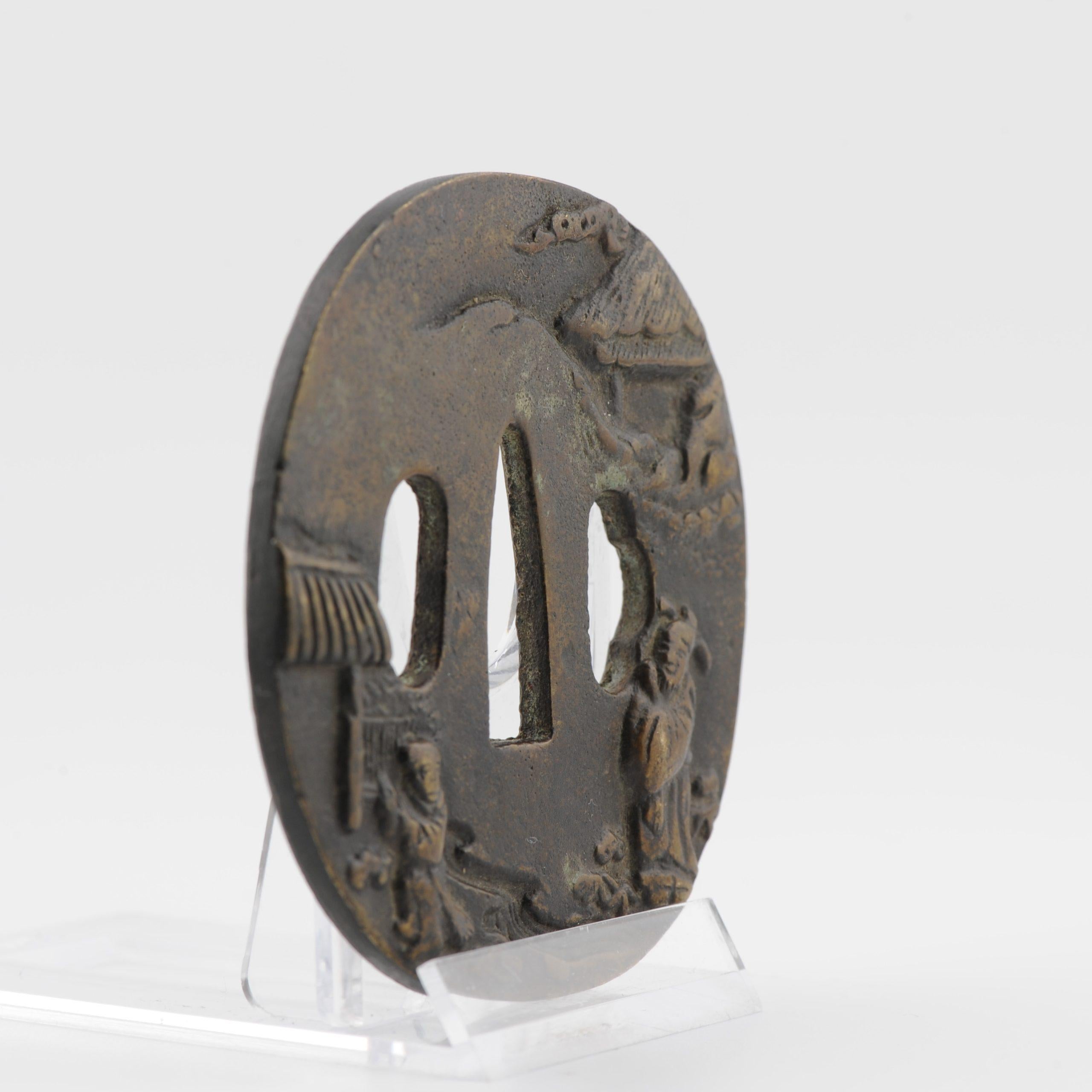 Tsuba ben fatto. Il pezzo non è marcato. Risale al periodo Edo

Provenienza: Collectional negli anni Venti. Da qui per via decente

Una tsuba è una montatura per spada giapponese, ovvero i vari alloggiamenti e accessori associati (tosogu) che