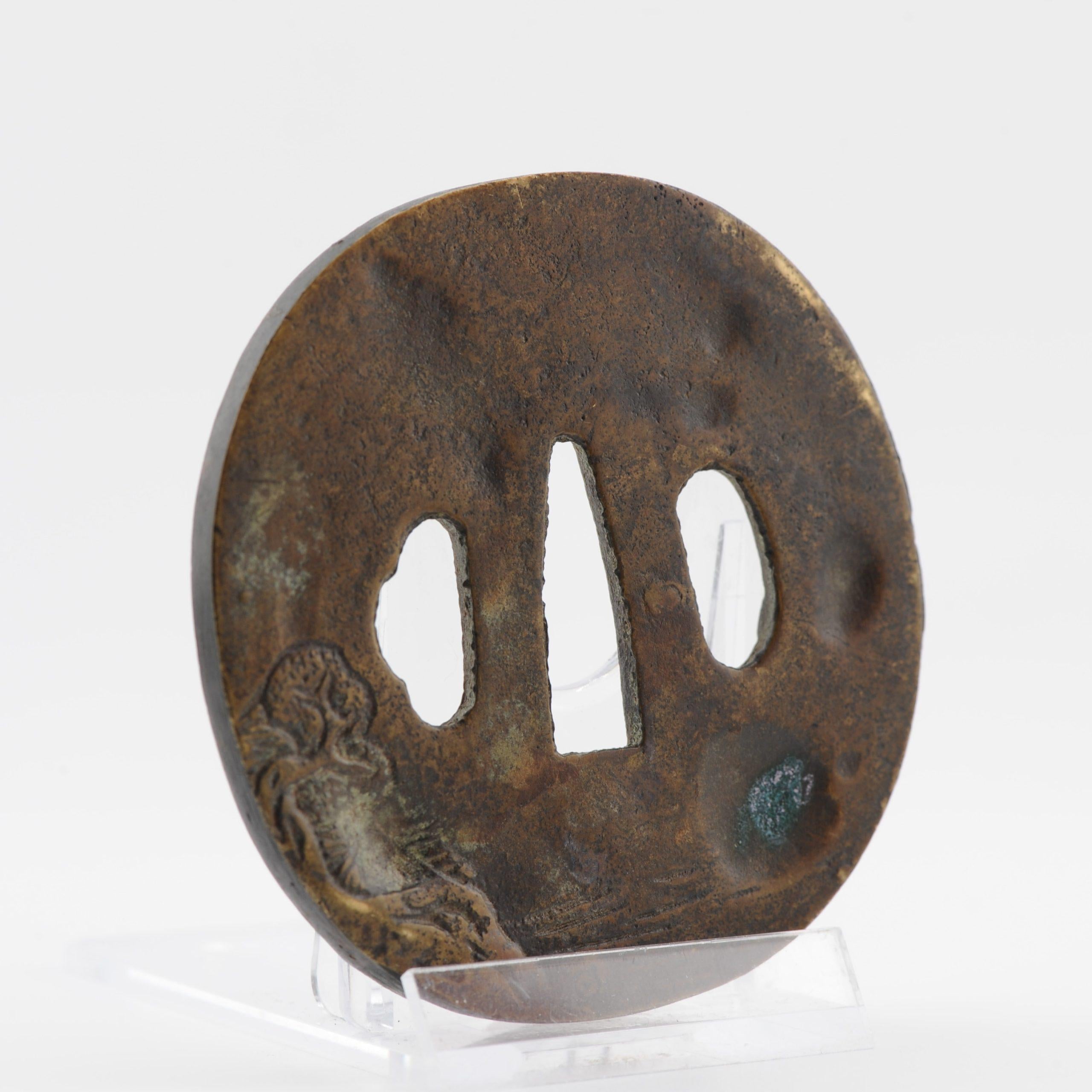Giapponese Antico Tsuba Tosogu giapponese in metallo con letterati buddisti in un paesaggio in vendita