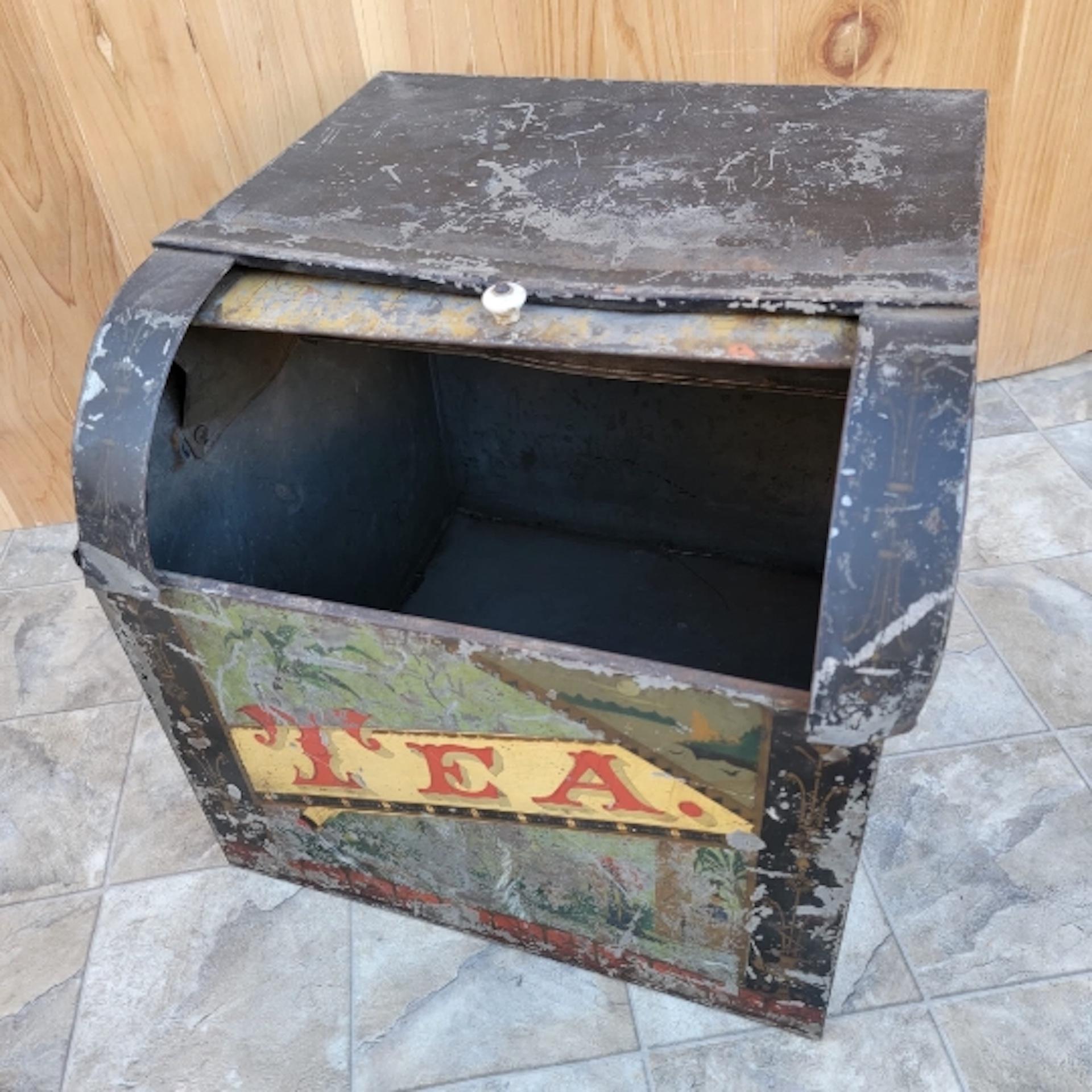 Antique Metal Large Tea Tin for General and County Stores In Good Condition For Sale In Chicago, IL