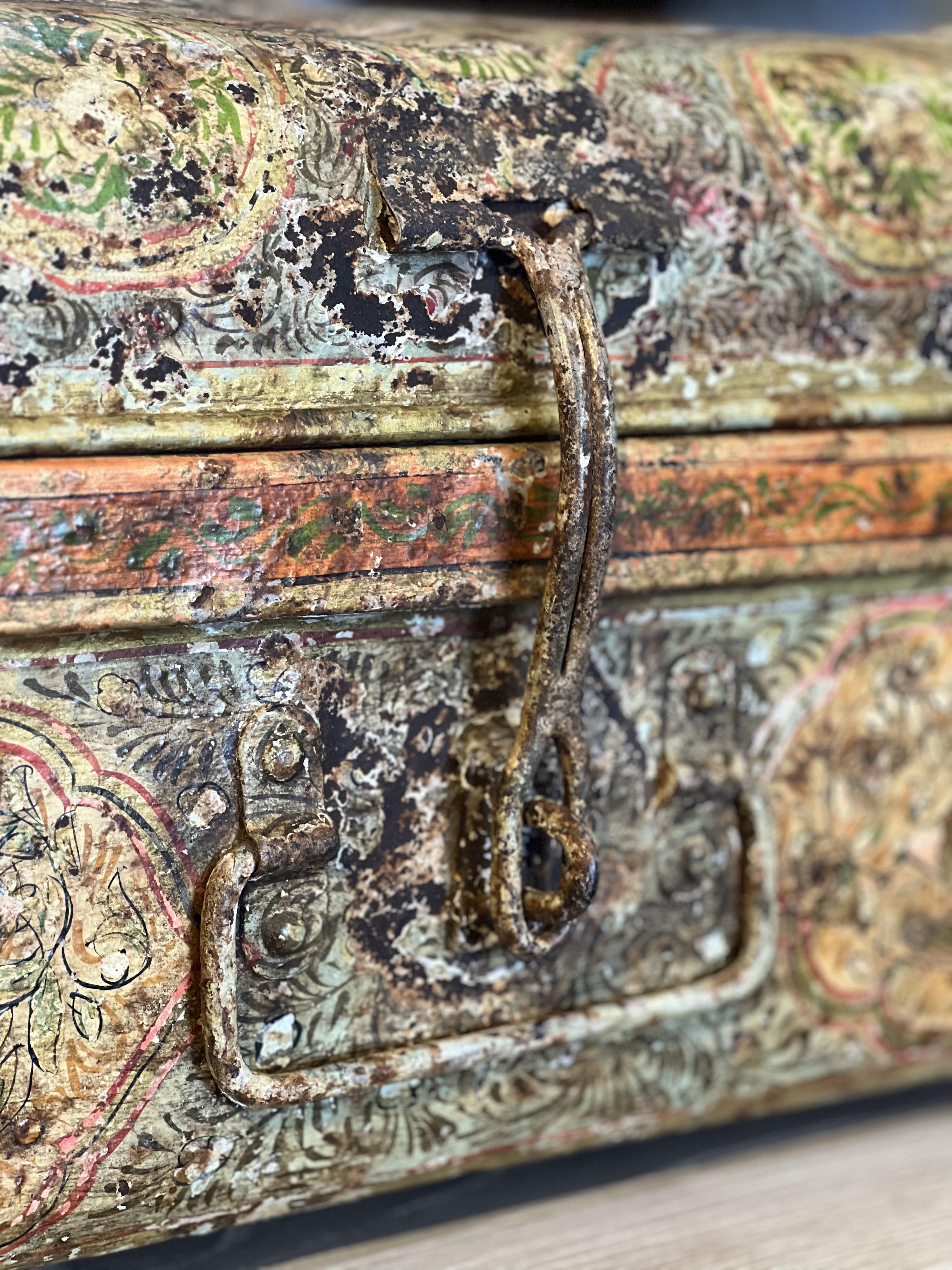 Boîte peinte en métal antique  en vente 3