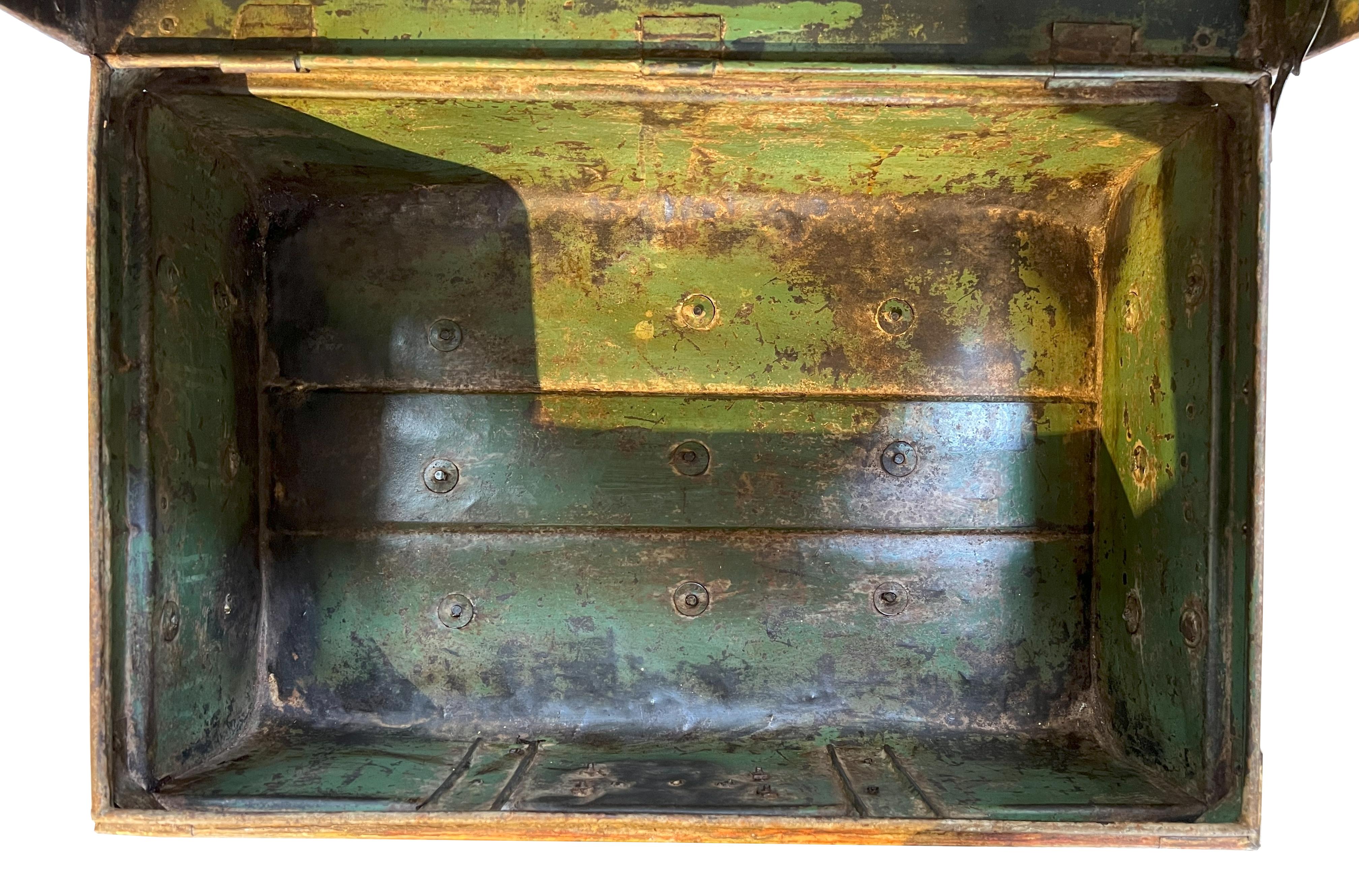 Boîte peinte en métal antique  en vente 9