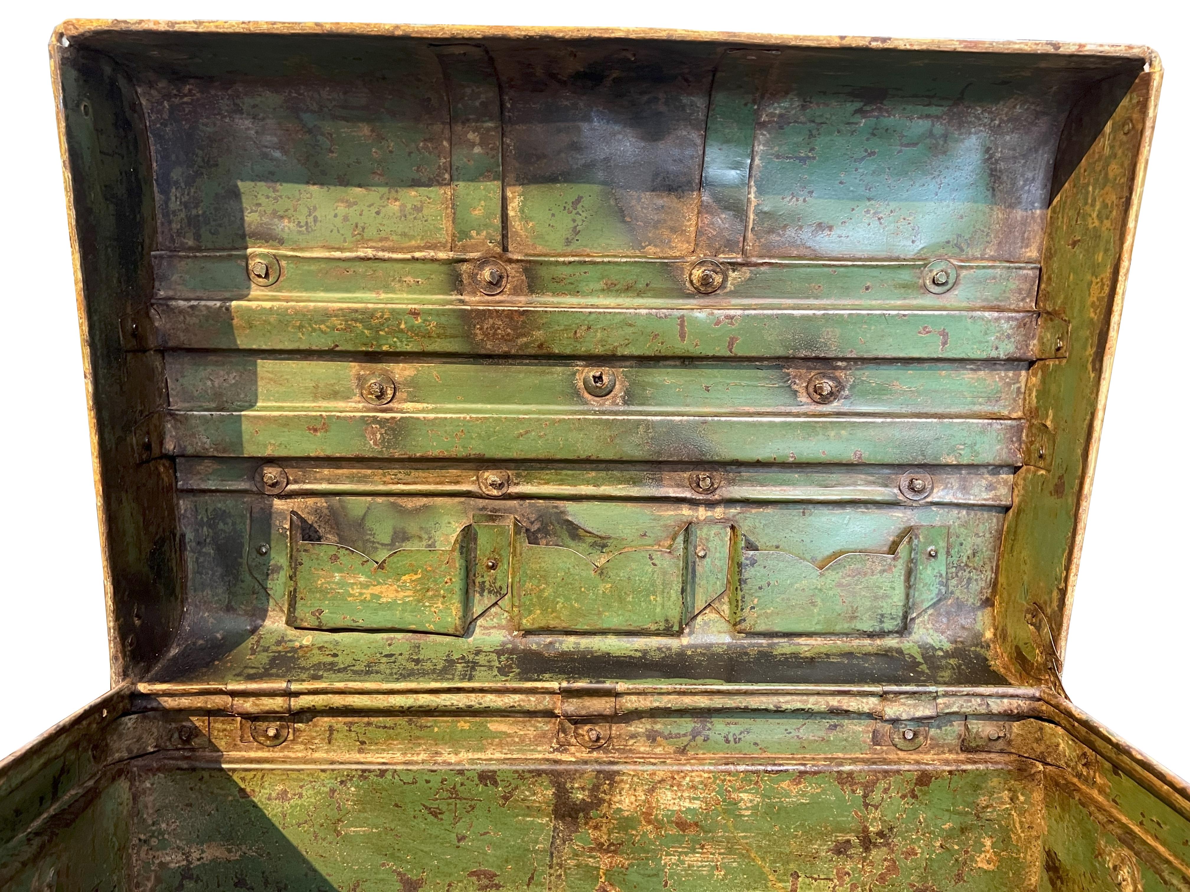 Boîte peinte en métal antique  en vente 10