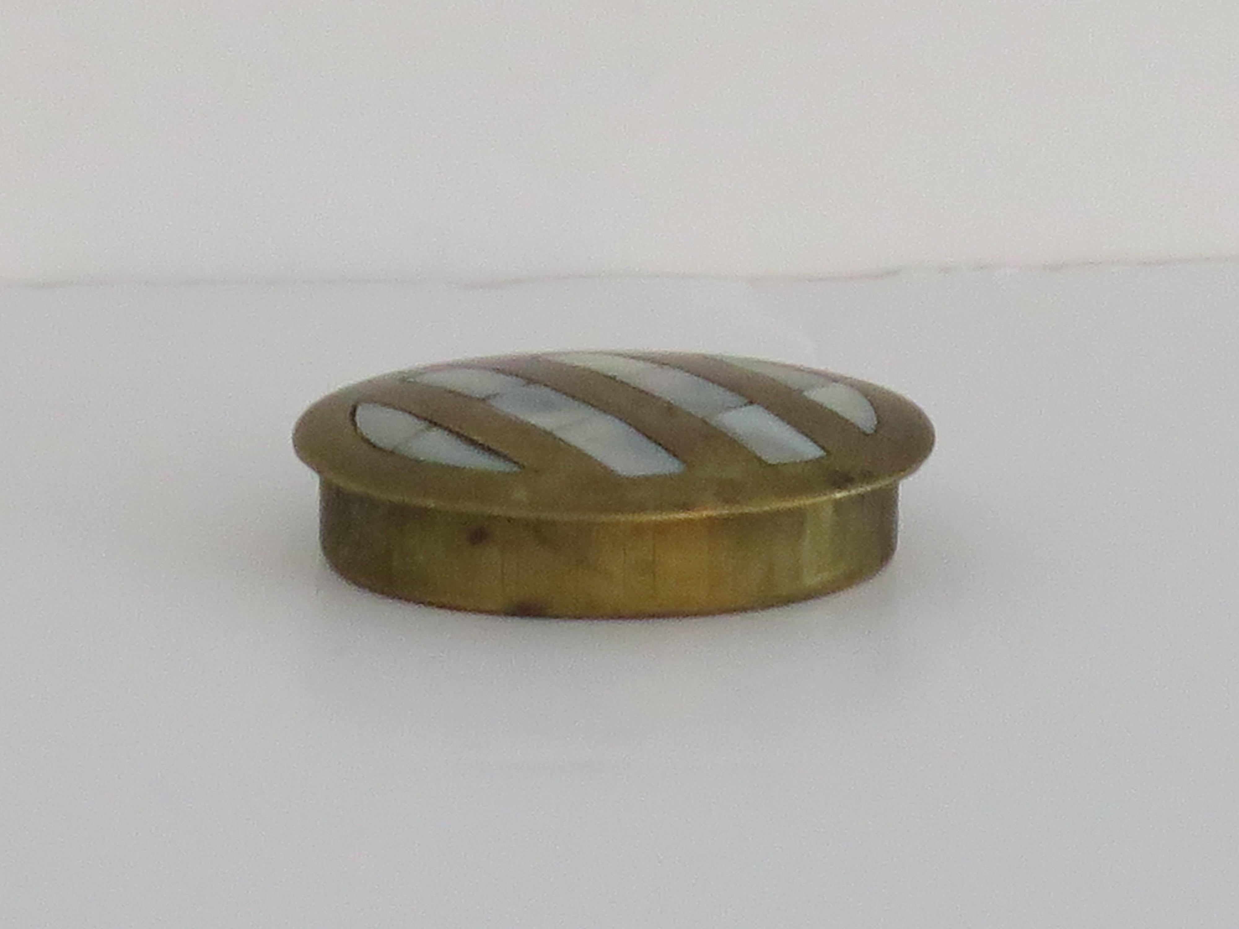 Antique metal Pill Box with Mother-of-Pearl inlay to lid, English Edwardian  In Good Condition For Sale In Lincoln, Lincolnshire