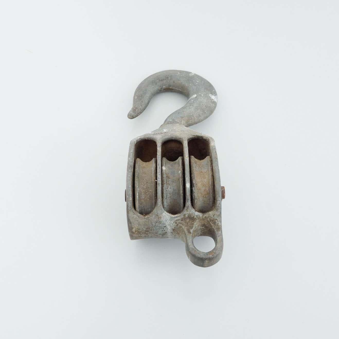 Antiker Pulley-Haken aus Metall (Mitte des 20. Jahrhunderts) im Angebot