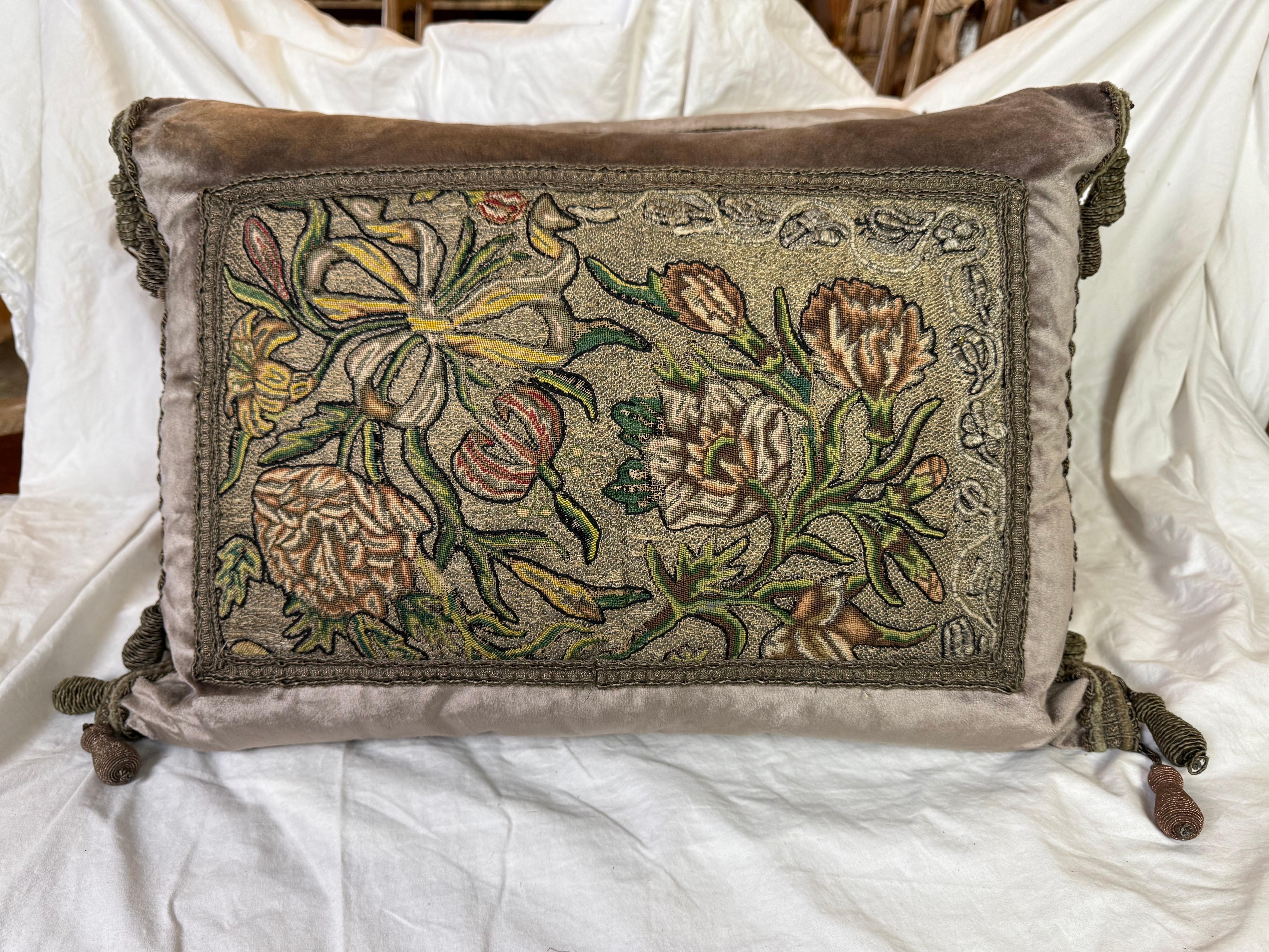 Questi lussuosi cuscini sono una splendida miscela di artigianato antico e contemporaneo. La parte anteriore presenta un tessuto ricamato metallico del XIX secolo, ornato da intricati motivi floreali nei toni tenui dell'oro, del verde e della terra.