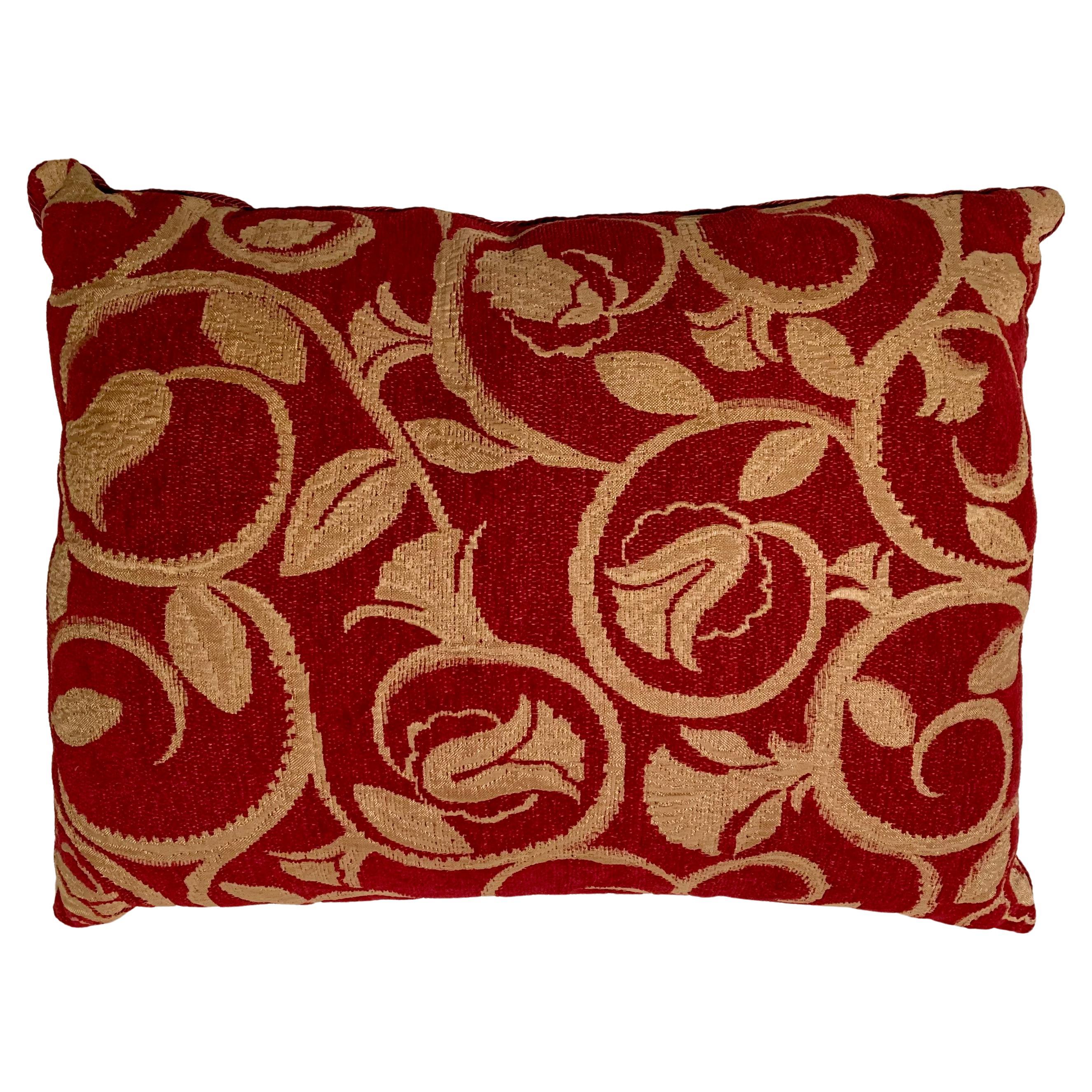 Grand coussin de style baroque ancien en velours texturé bordeaux à fils métalliques