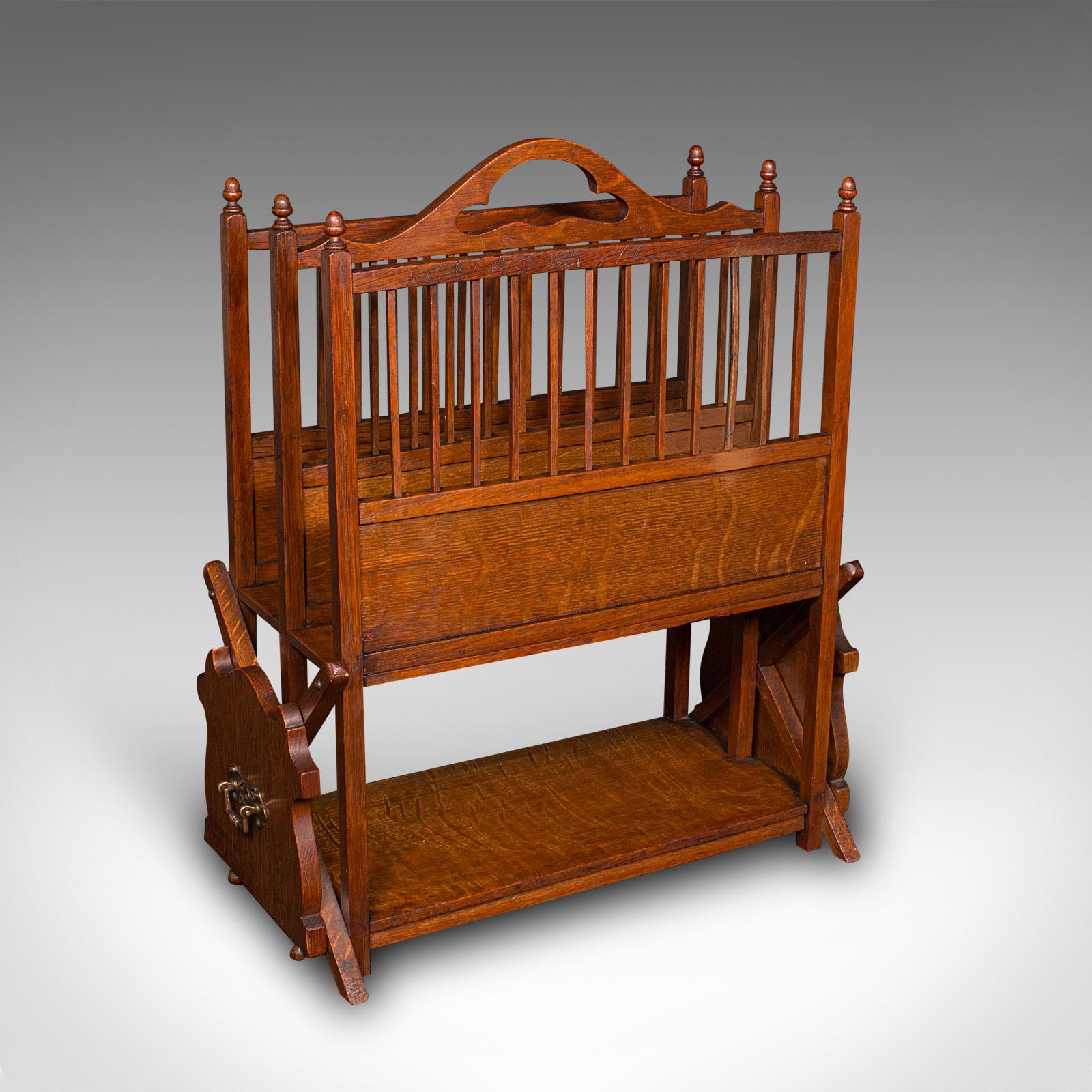 Si tratta di un antico supporto metamorfico Canterbury, un portariviste inglese in quercia con guide per libri allungabili, risalente al periodo edoardiano, circa 1910.

Un design Arts & Crafts deliziosamente insolito, con una pratica forma
