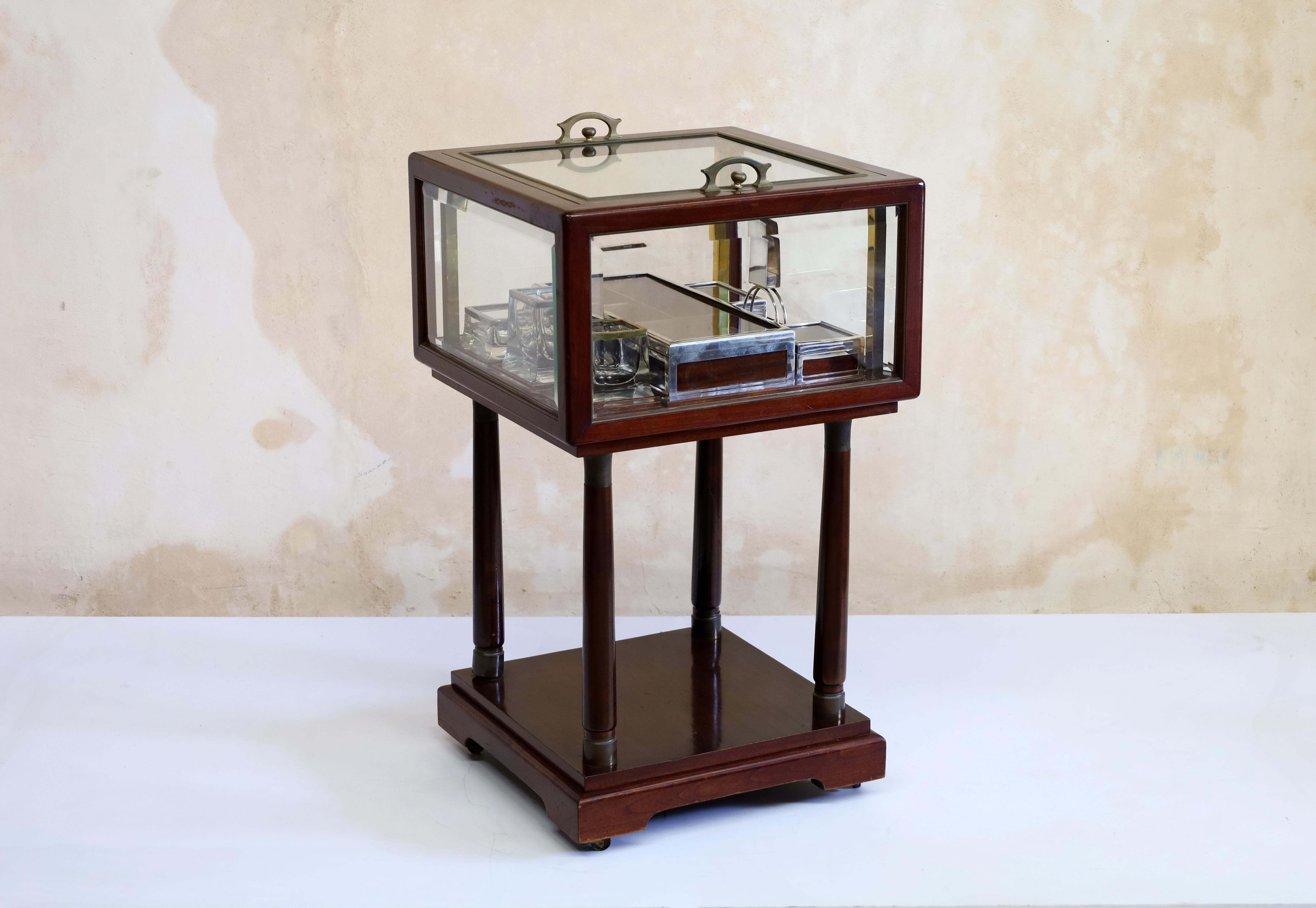 Très rare table métamorphique en bois et verre et bronze vers 1900-1920.
Pièces originales.
Magnifique dans les détails, fonctionne parfaitement.