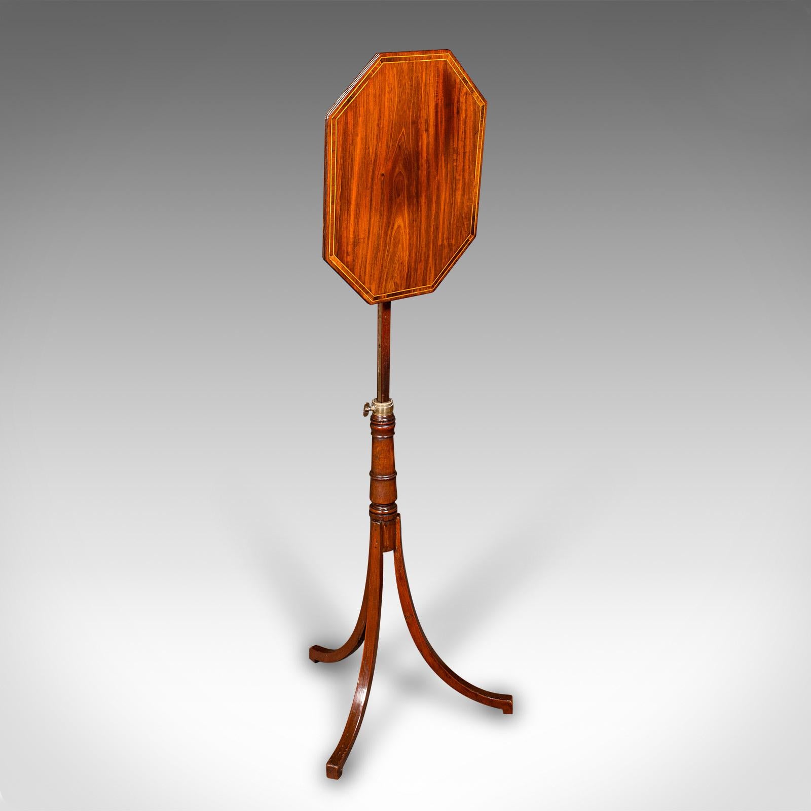 Il s'agit d'une ancienne table à vin métamorphique. Table d'appoint ou lampe en acajou anglais, datant de la période Regency, vers 1820.

Elegante table métamorphique avec une superbe figuration et couleur.
Présente une patine d'usage désirable et