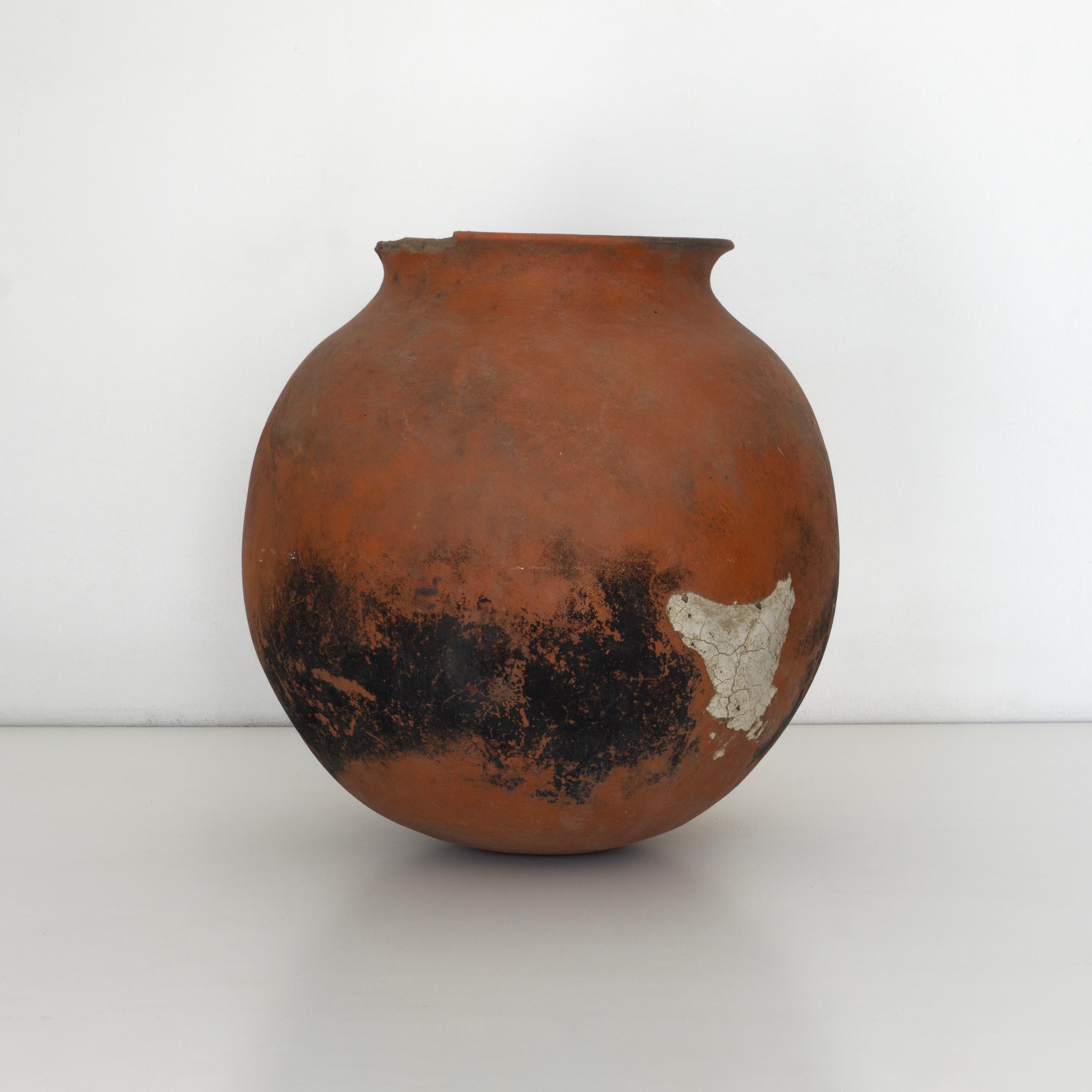 Antico vaso d'argilla che può essere utilizzato come elemento decorativo. È stata realizzata a Michoacán, in Messico, nel XX secolo e salvata da un ranch alla periferia di Guadalajara da Raíz Mx. Questo pezzo è stato realizzato come contenitore