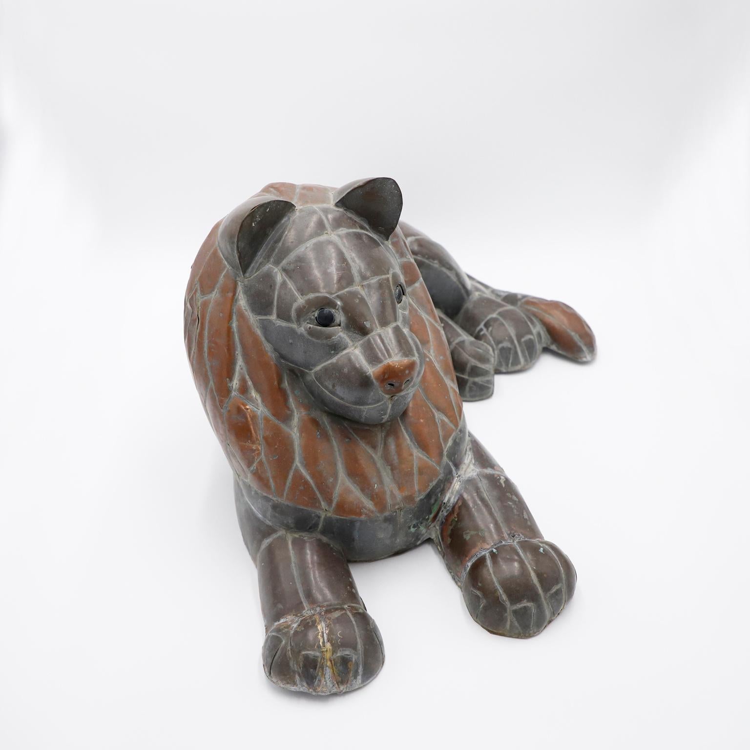 We offer this Lion Sculpture Attributed to Mexican artist Sergio Bustamante, circa 1960 made in brass and copper with fantastic patina. Present some details.