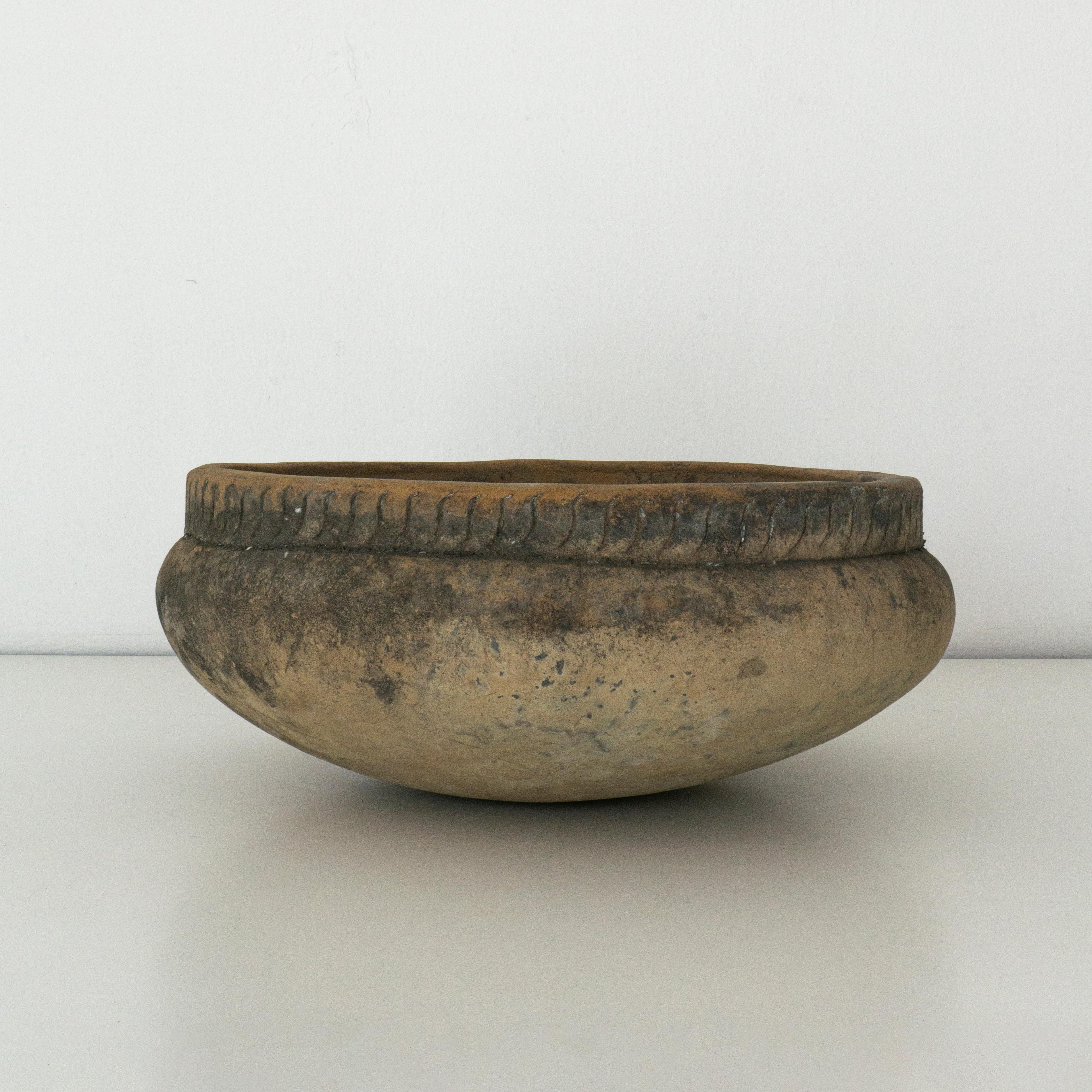 Antique bol en terre cuite fabriqué entièrement à la main par des artisans experts à Jalisco, au Mexique, à la fin du 20e siècle.
Sauvé d'un ranch dans la banlieue de Guadalajara par Raíz Mx. La pièce est nommée en l'honneur d'une potière artisanale