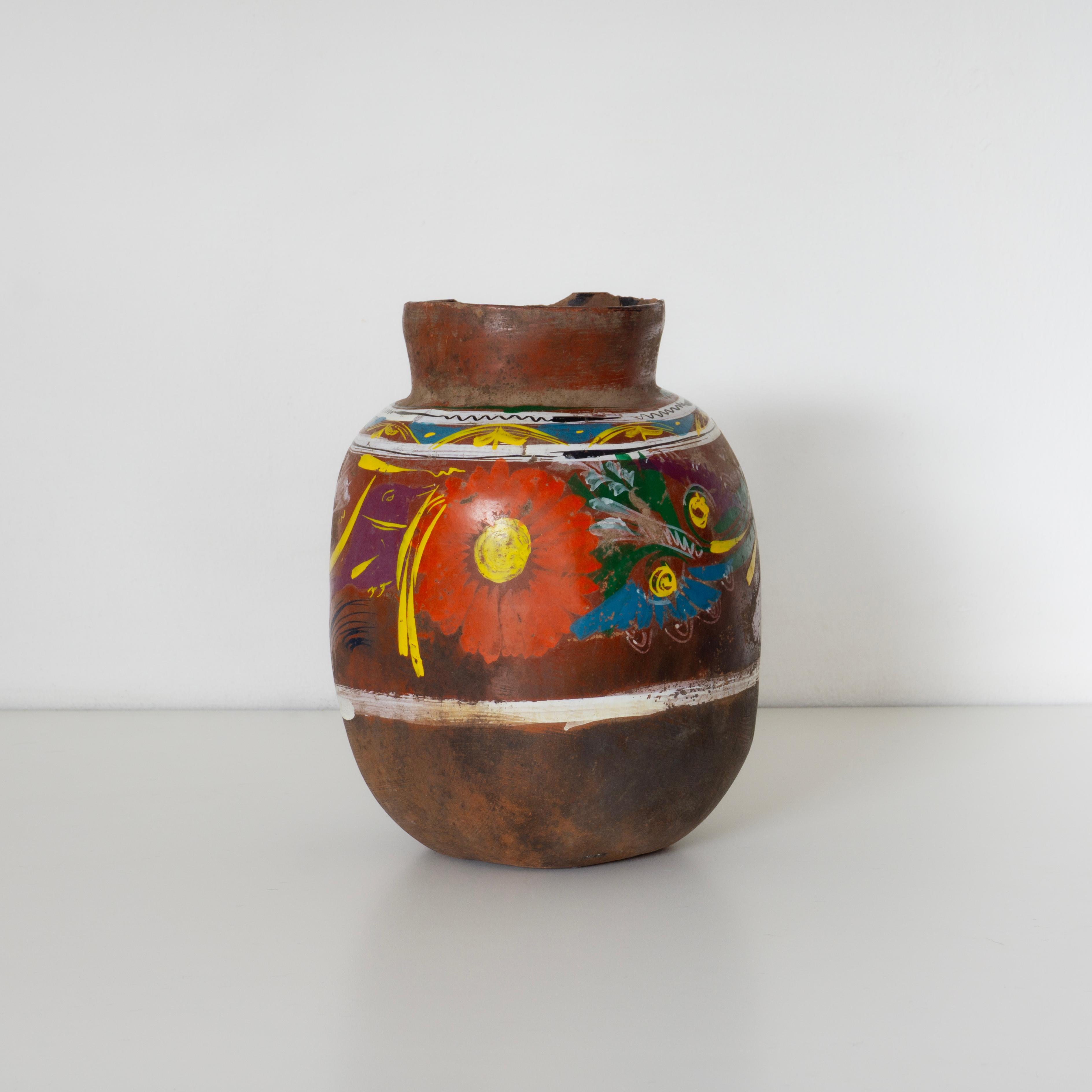 Antiguo tarro decorativo mexicano de barro con unos bonitos detalles y decoración especial de naturaleza y animales pintados a mano y representados por artesanos mexicanos.
Fabricado en el Estado de San Luis Potosí, México a mediados del siglo XX y
