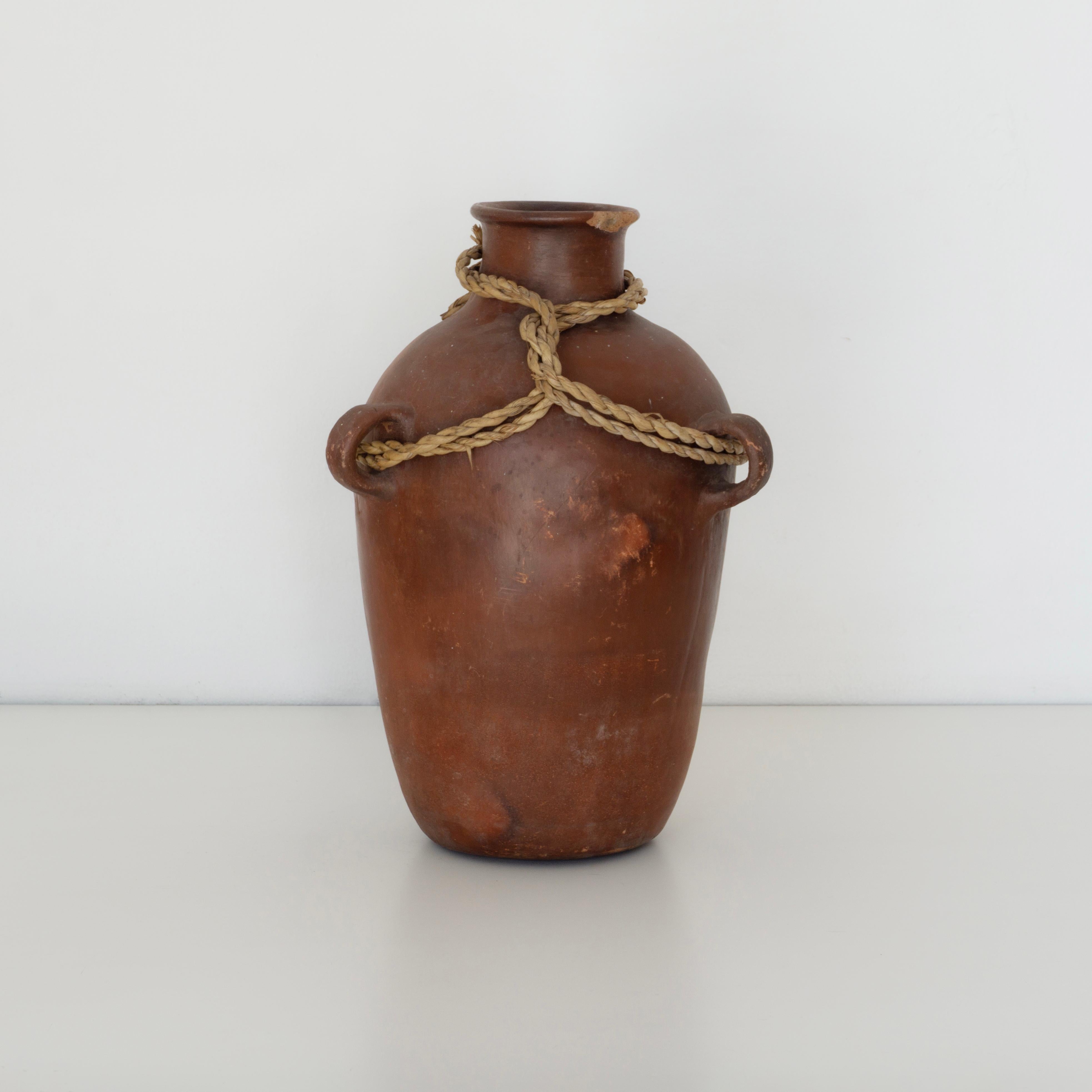 Ancienne jarre décorative en terre cuite de forme unique avec de beaux détails artisanaux. Elle met en valeur la texture naturelle des différentes patines et l'incroyable texture de la peinture usée par le temps qui lui confère un caractère