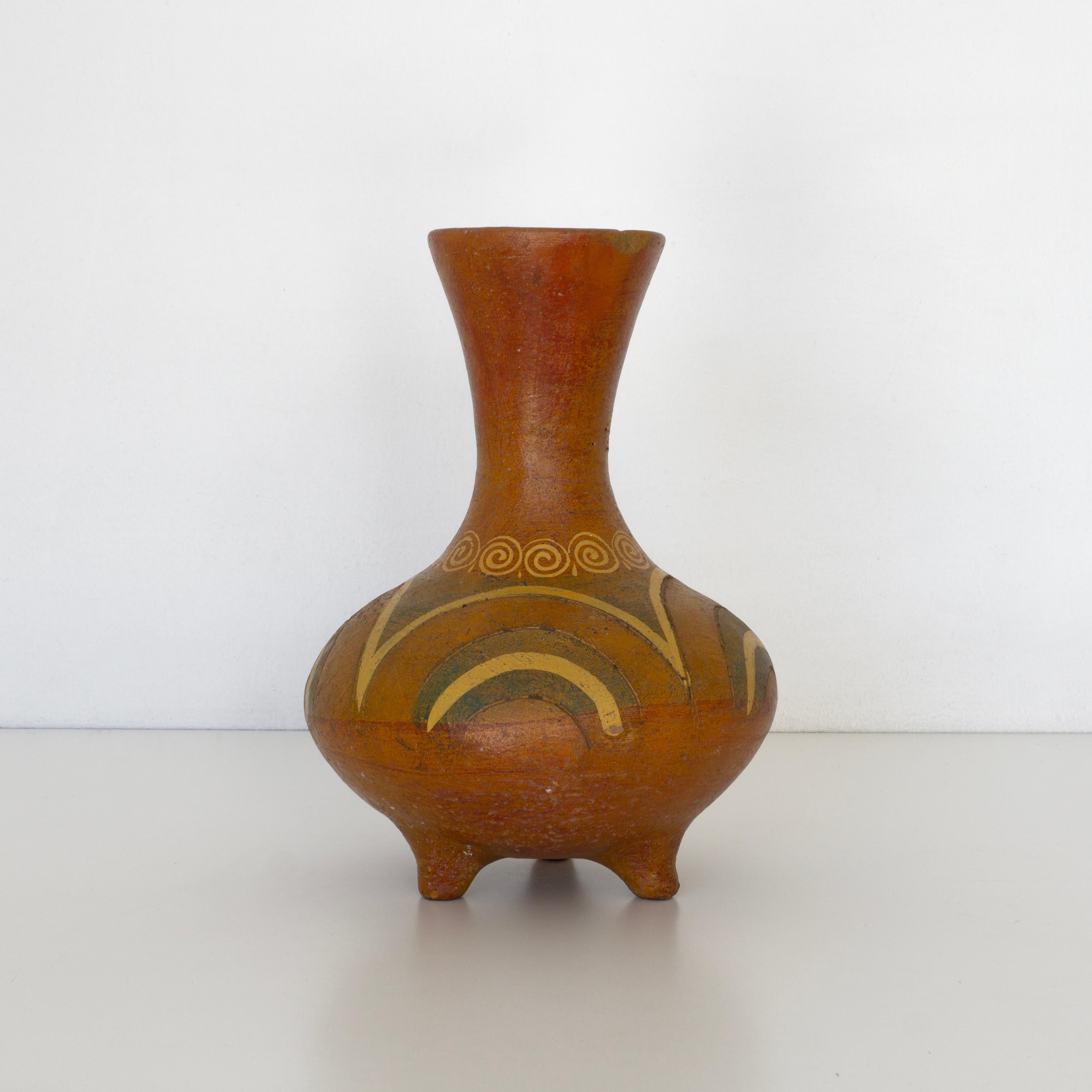 Antique Mexican clay decorative vase with a beautiful details and special decoration handpainted and represented by mexican artisans excellently well preserved.
Made in Tonalá, Jalisco, Mexico at the begginings of the 21th century and rescued from a