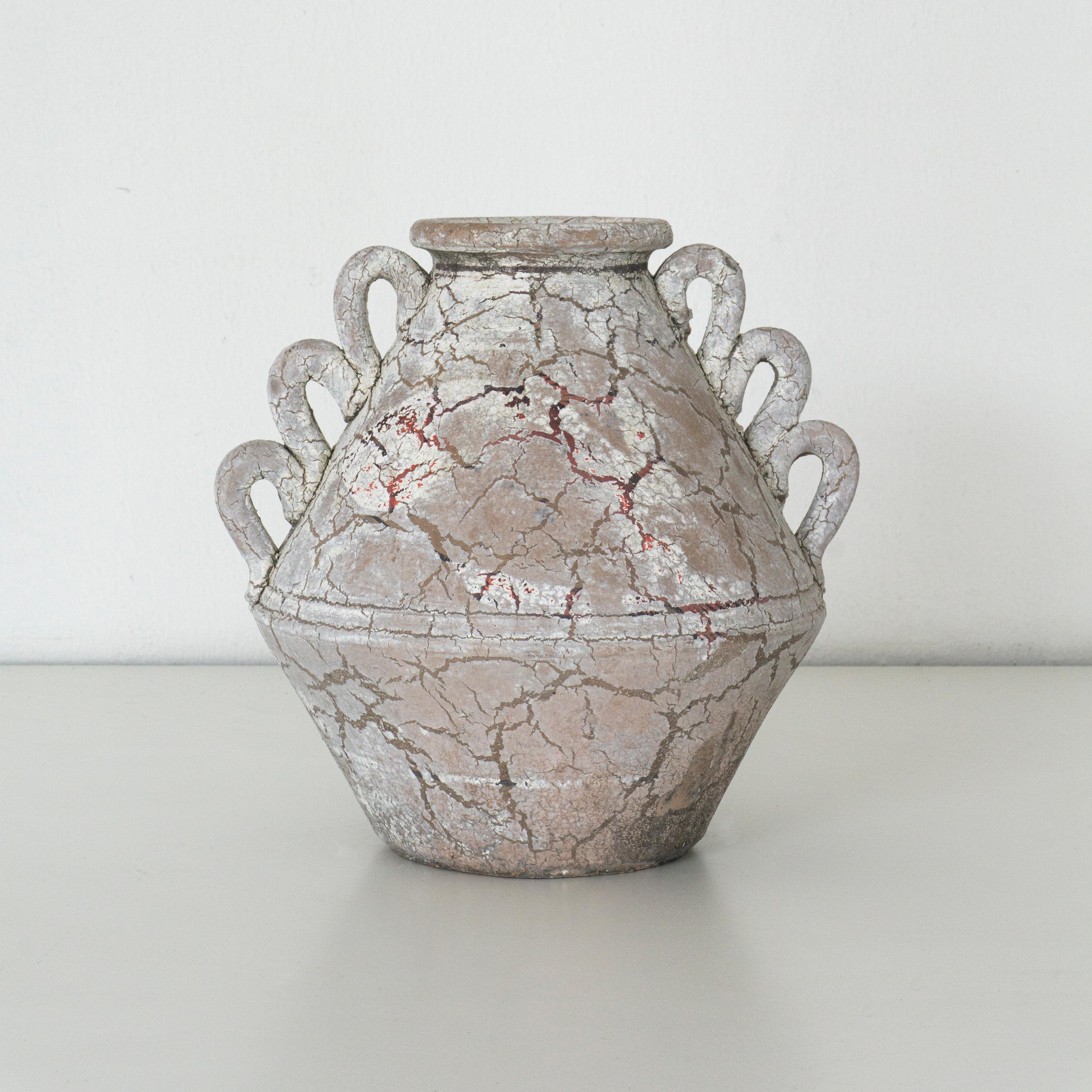 Antique decorative clay vase of unique shape with a beautiful and specials handcrafted and painted details. In the piece, a couple of fish painted entirely by hand can be glimpsed. Due to the passage of time and the fact that the piece was left