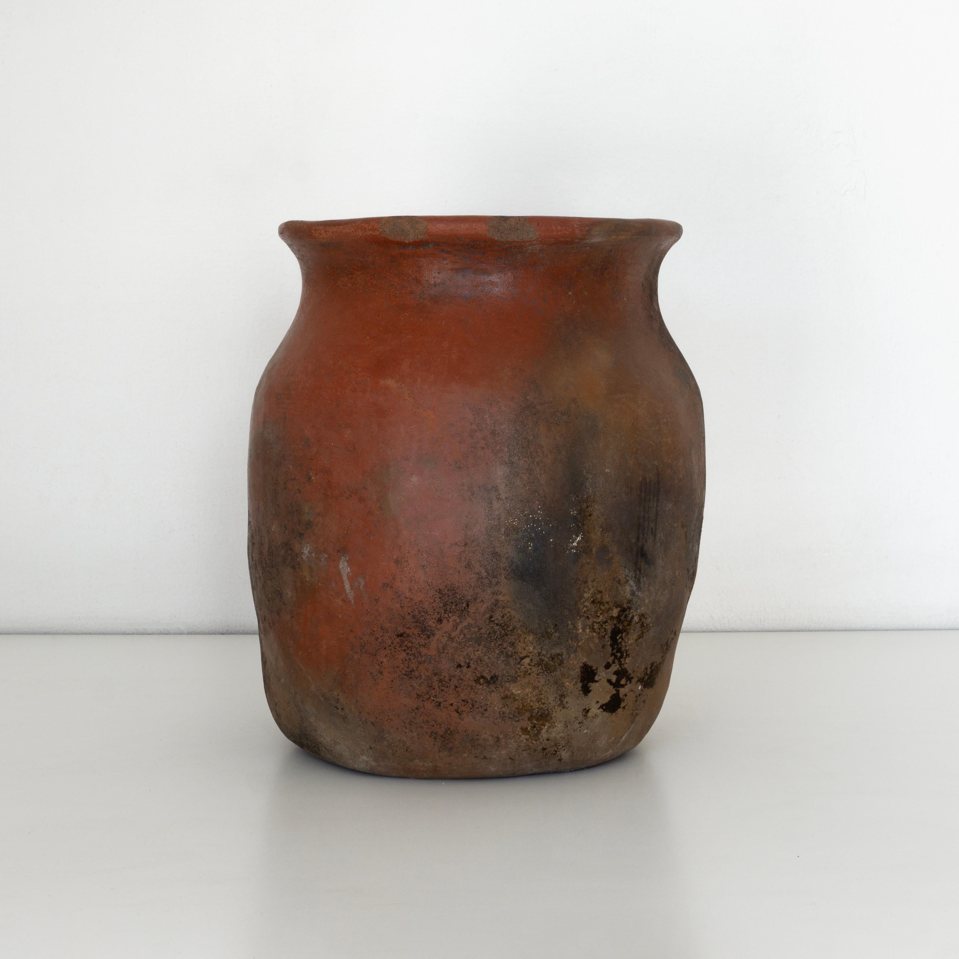 Antico vaso d'argilla che può essere utilizzato come elemento decorativo. È stata realizzata a Michoacán, in Messico, nel XX secolo e salvata da un ranch alla periferia di Guadalajara da Raíz Mx. Questo pezzo è stato realizzato come contenitore