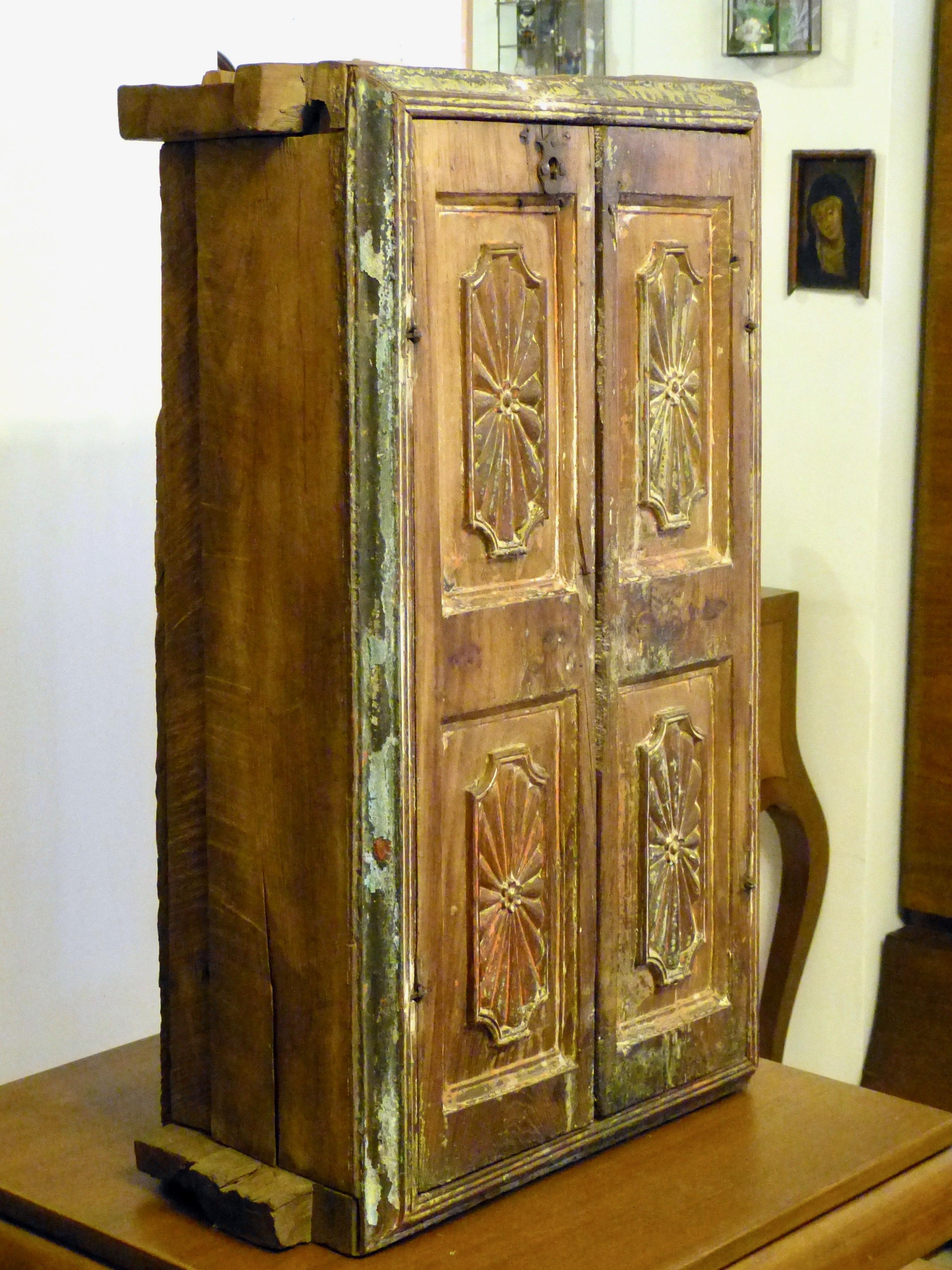 Antique colonial wood wall cabinet
Made from Ayacahuite wood with forged ironworks
Puebla, México, 18th century
Very heavy, hangs on wall.