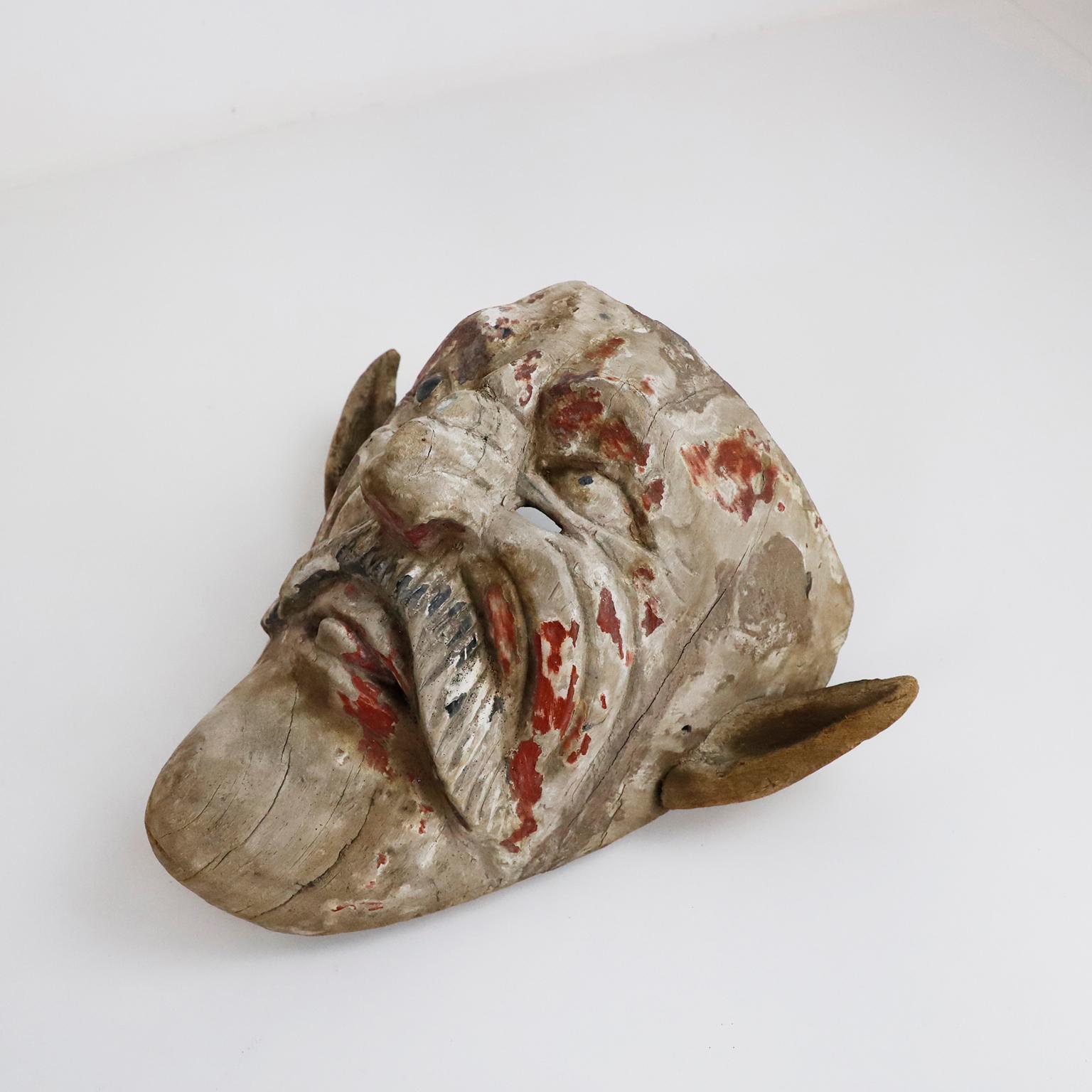 Nous vous proposons ce rare et très ancien masque Diablo mexicain en bois, circa 1940. Belle patine.