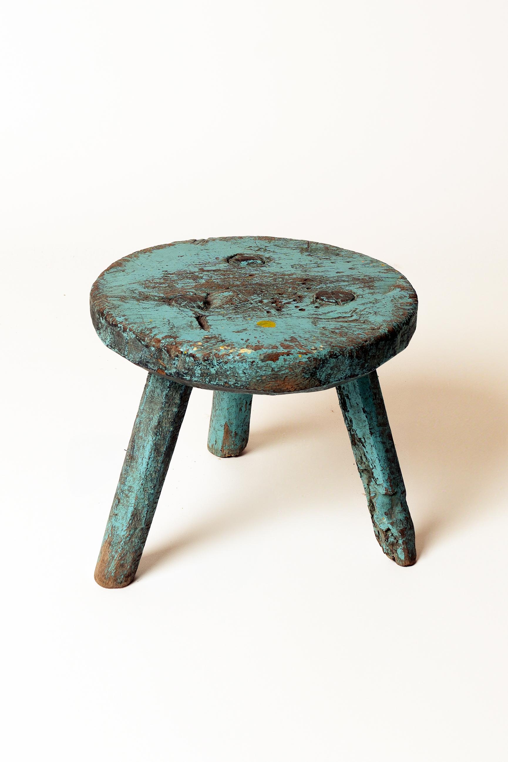 Tabouret de ferme mexicain ancien, sculpté à la main dans du bois massif et façonné par des années d'utilisation utilitaire. Sa construction simple, sa patine usée et sa forme robuste reflètent le charme et l'authenticité de l'artisanat rural. Une